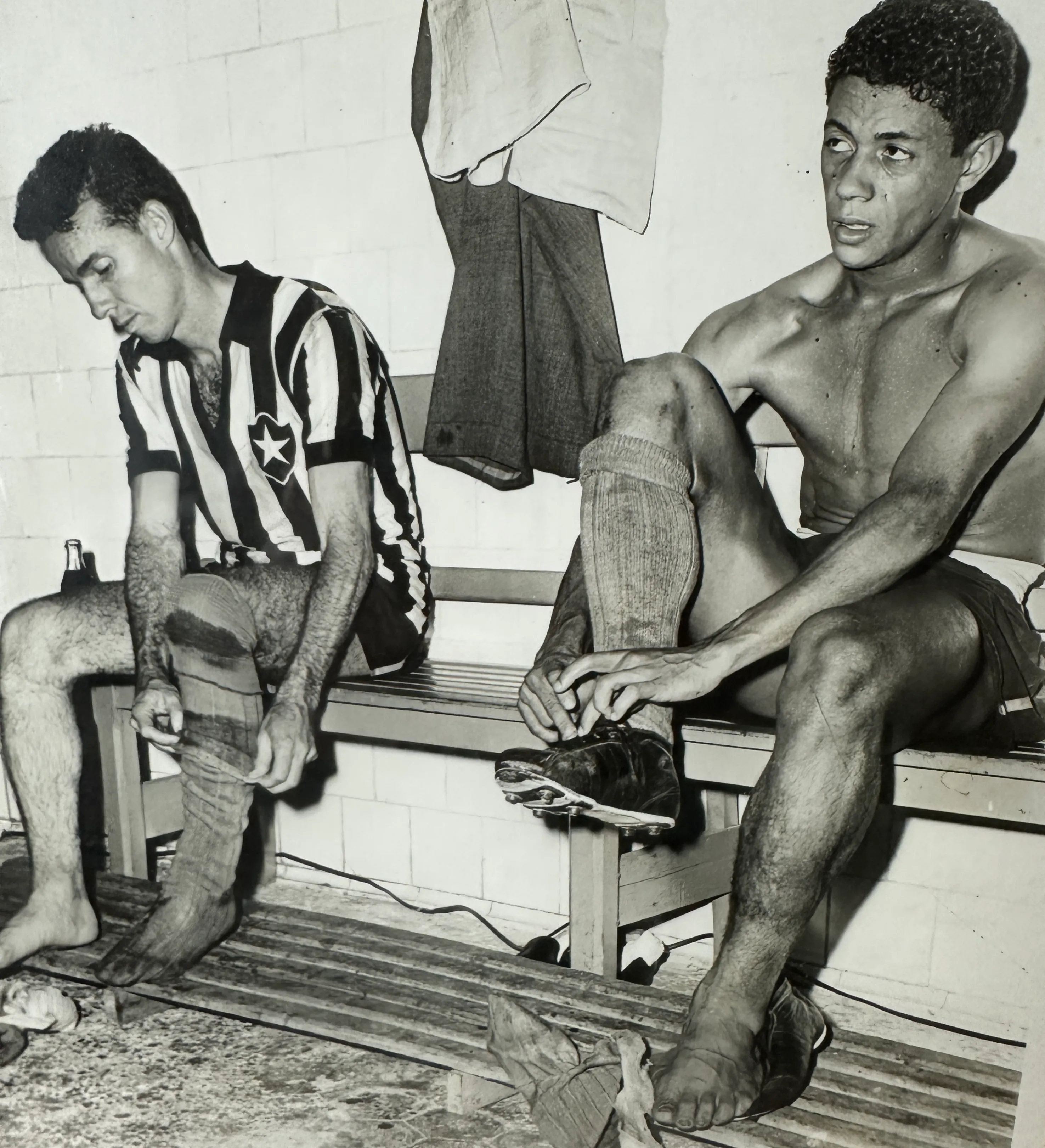Cuadro – Zagallo – Foto Original de Zagallo y Amarildo en Botafogo (1958) – Archivo O Globo + Caja de Fósforos Original del Mundial 1962 – Autografiado por el Ídolo Zagallo — imagem 2 de 3