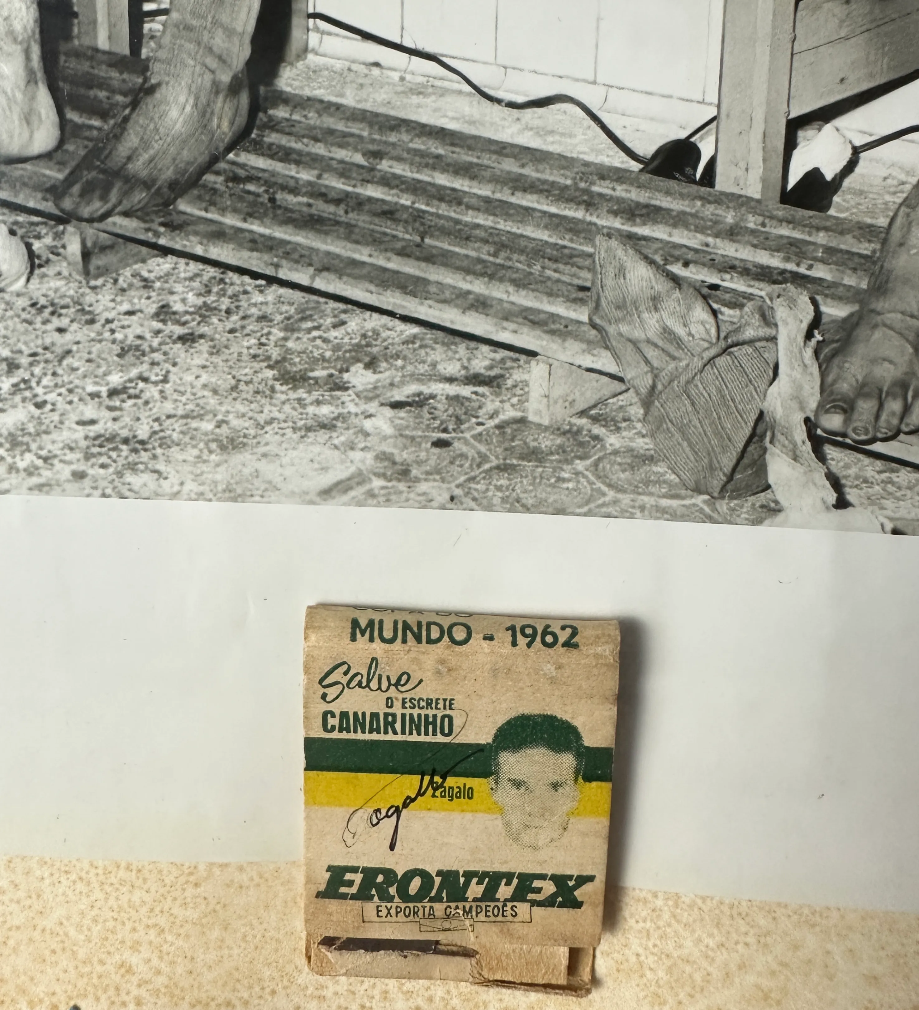 Cuadro – Zagallo – Foto Original de Zagallo y Amarildo en Botafogo (1958) – Archivo O Globo + Caja de Fósforos Original del Mundial 1962 – Autografiado por el Ídolo Zagallo — imagem 3 de 3