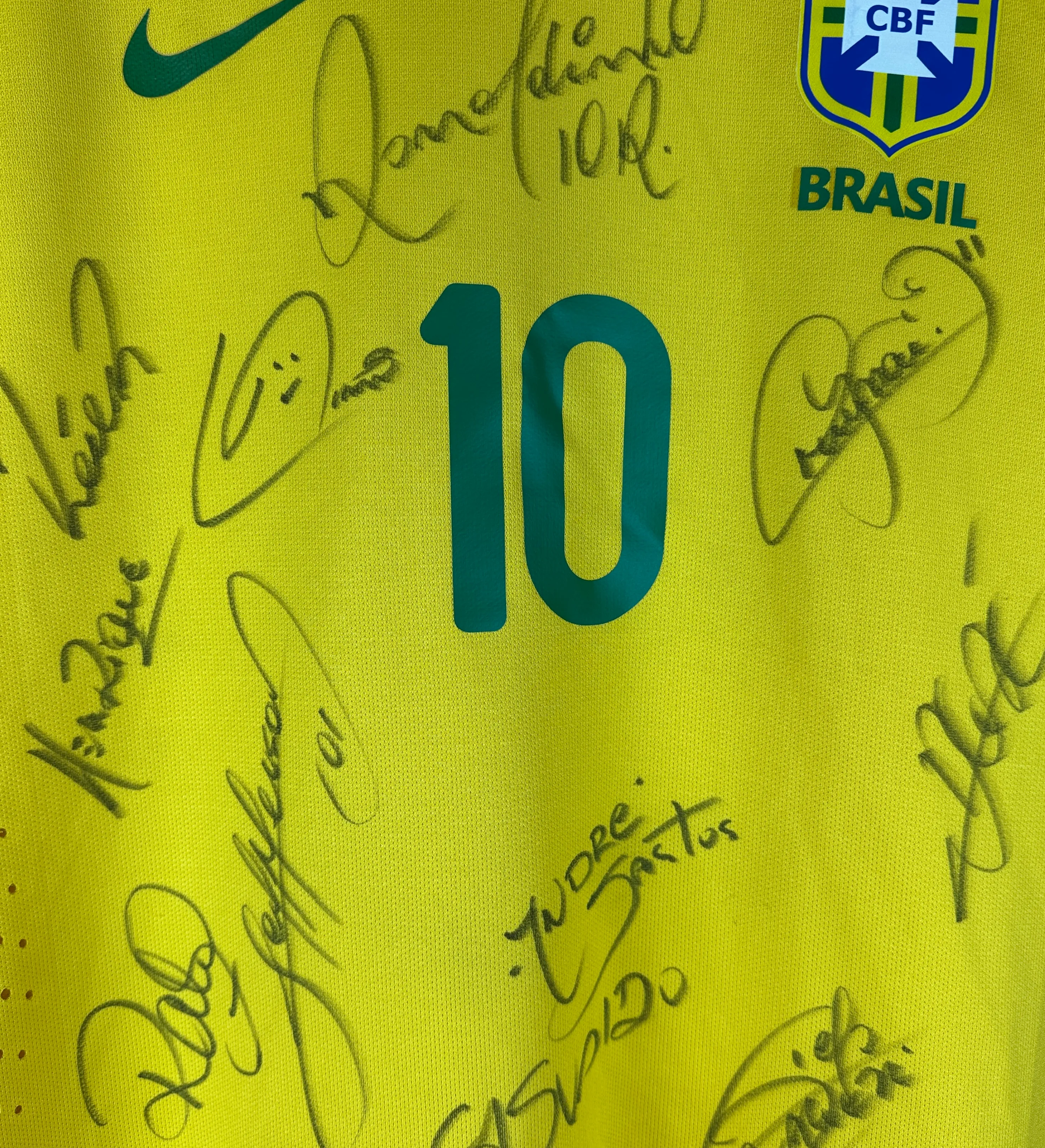 Camiseta de Brasil - Gilberto #16 - Copa del Mundo 2006 - Firmada por todo el equipo - Incluyendo a Gilberto / Ronaldo / Adriano / Cafu / Ronaldinho Gaucho / R. Carlos / Kaka entre otros — imagem 3 de 3