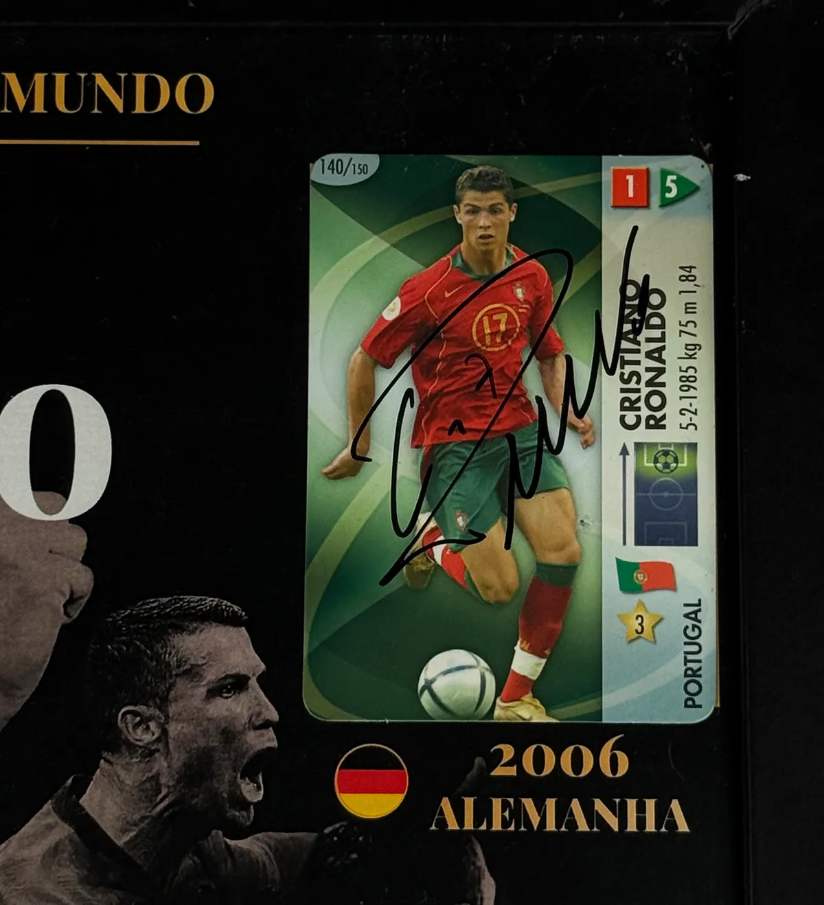 Cuadro Conmemorativo – Cristiano Ronaldo – 6 Participaciones en Copas del Mundo – Incluye Card “Goaaal! 2006” Firmado + Cromos Originales de los Mundiales 2006–2026 — imagem 2 de 2