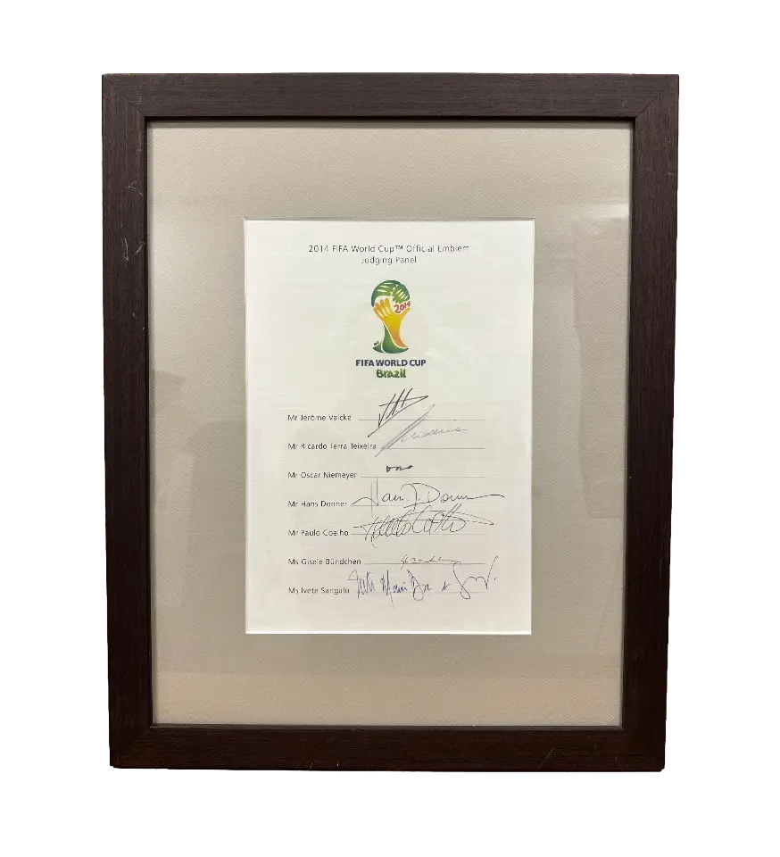announcements/66a9d679-8b4a-4c6d-9647-ee5c1c79a1f7/1789666237862-quadro-documento-emoldurado-fifa-autografado-1.webp