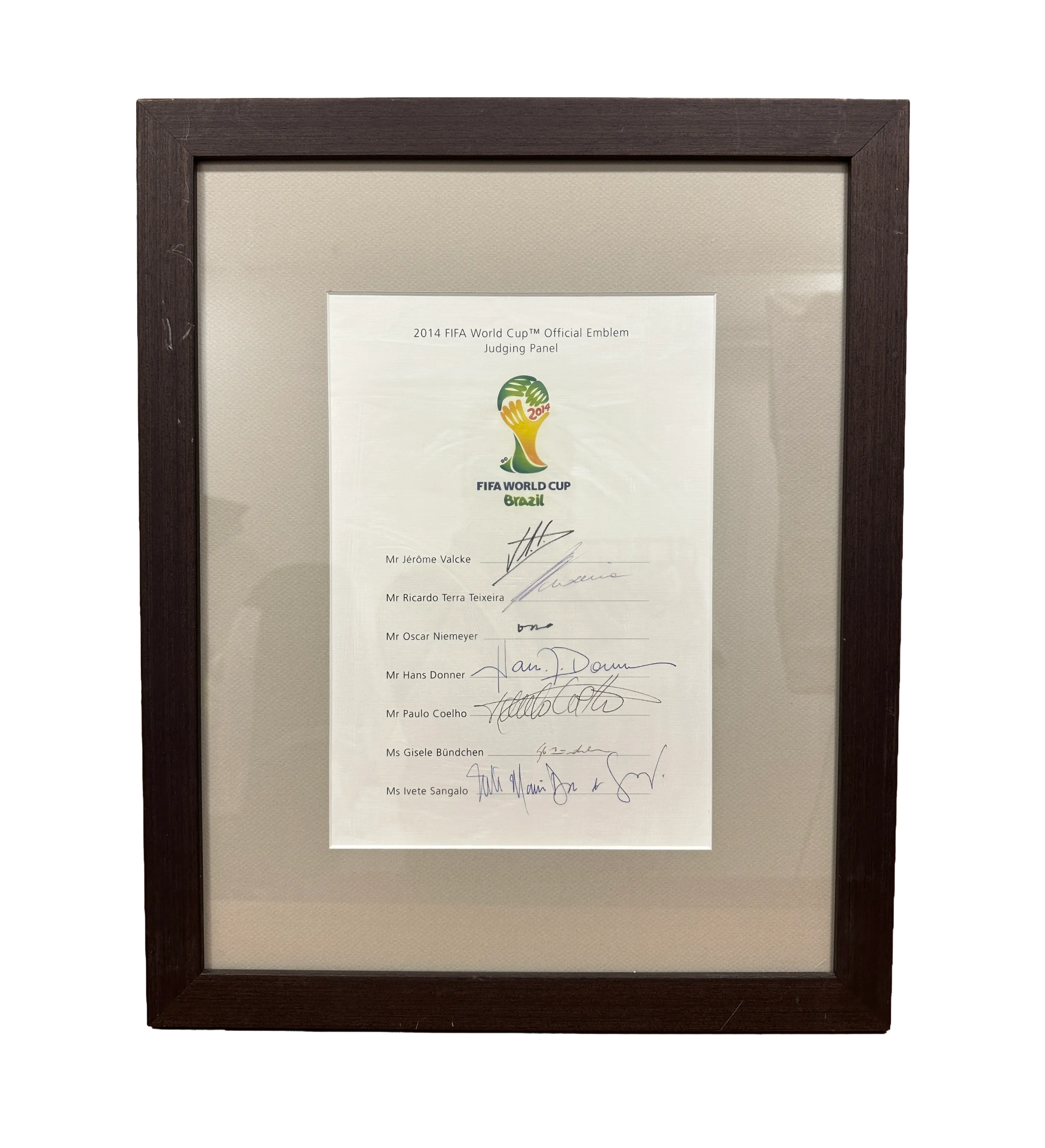 Quadro Com Documento Emoldurado Aprovação do Logotipo da Copa do Mundo FIFA 2014 Assinado pelos Jurados Oficiais Jérôme Valcke, Ricardo Teixeira, Oscar Niemeyer, Hans Donner, Paulo Coelho, Gisele Bündchen e Ivete Sangalo Edição Limitada Nº 4/10 no Mundo — imagem 1 de 3