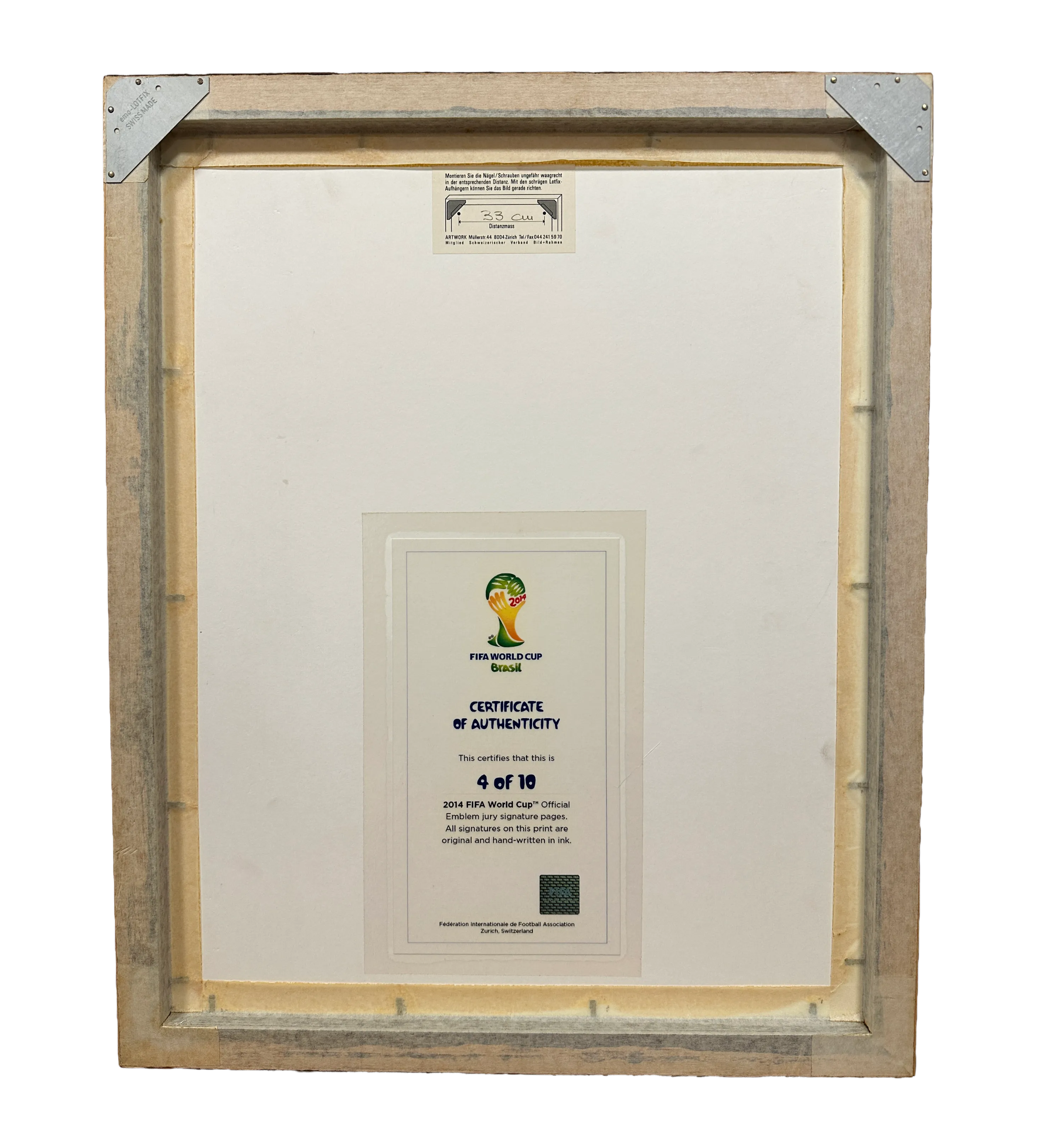 Quadro Com Documento Emoldurado Aprovação do Logotipo da Copa do Mundo FIFA 2014 Assinado pelos Jurados Oficiais Jérôme Valcke, Ricardo Teixeira, Oscar Niemeyer, Hans Donner, Paulo Coelho, Gisele Bündchen e Ivete Sangalo Edição Limitada Nº 4/10 no Mundo — imagem 2 de 3