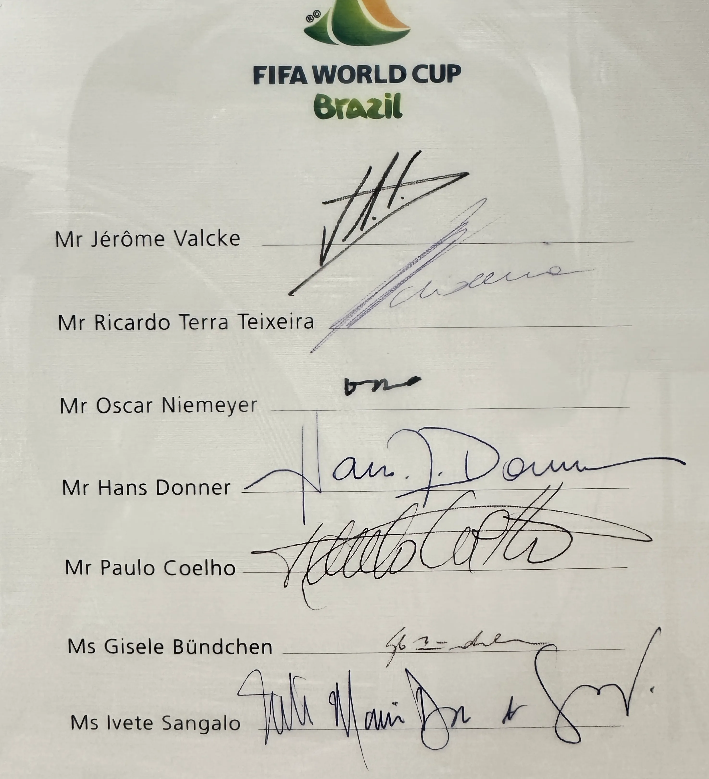 Quadro Com Documento Emoldurado Aprovação do Logotipo da Copa do Mundo FIFA 2014 Assinado pelos Jurados Oficiais Jérôme Valcke, Ricardo Teixeira, Oscar Niemeyer, Hans Donner, Paulo Coelho, Gisele Bündchen e Ivete Sangalo Edição Limitada Nº 4/10 no Mundo — imagem 3 de 3