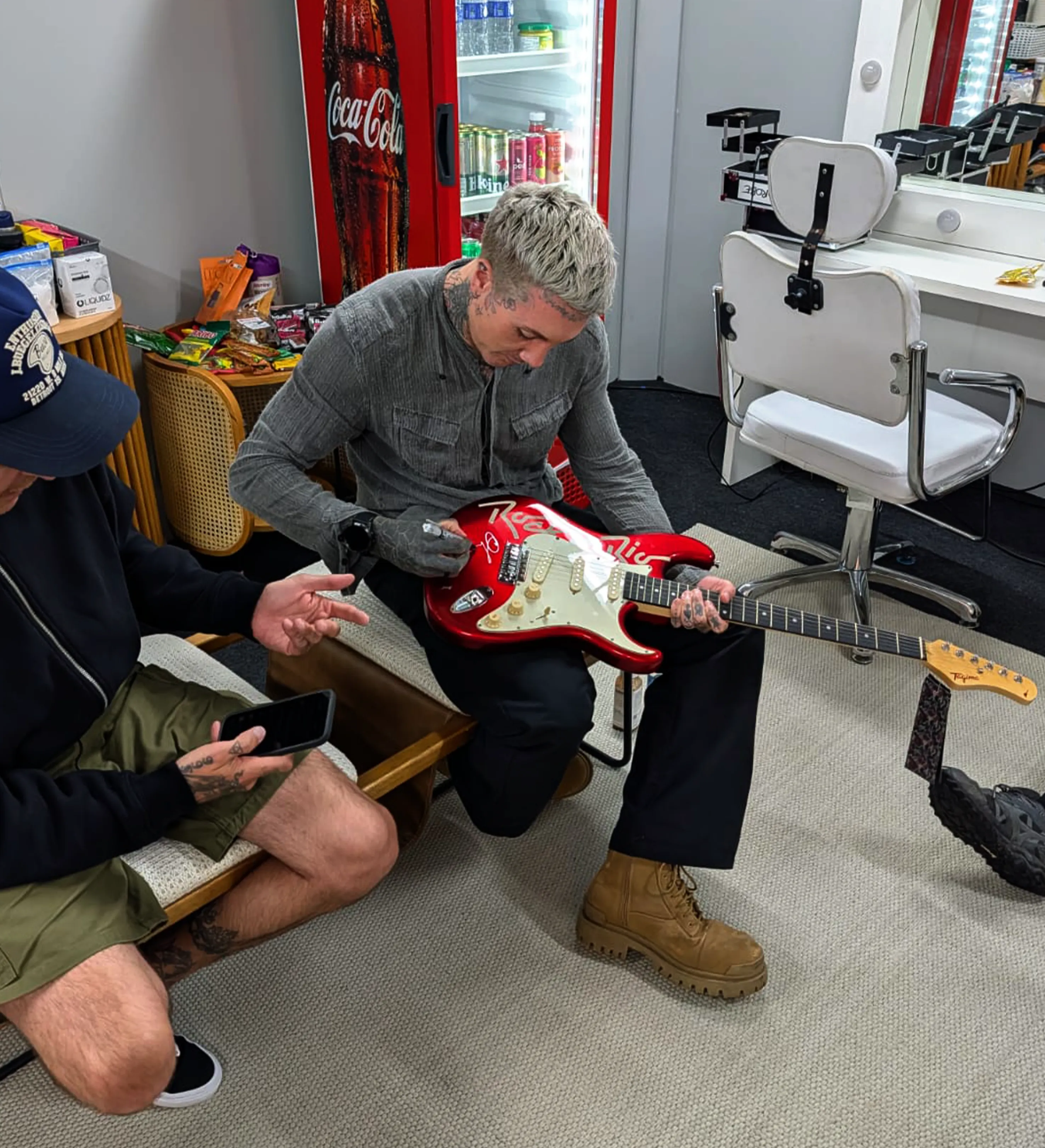 Guitarra Autografada Por Bring Me The Horizon + Baquetas Rock In Rio 2026 — imagem 2 de 7