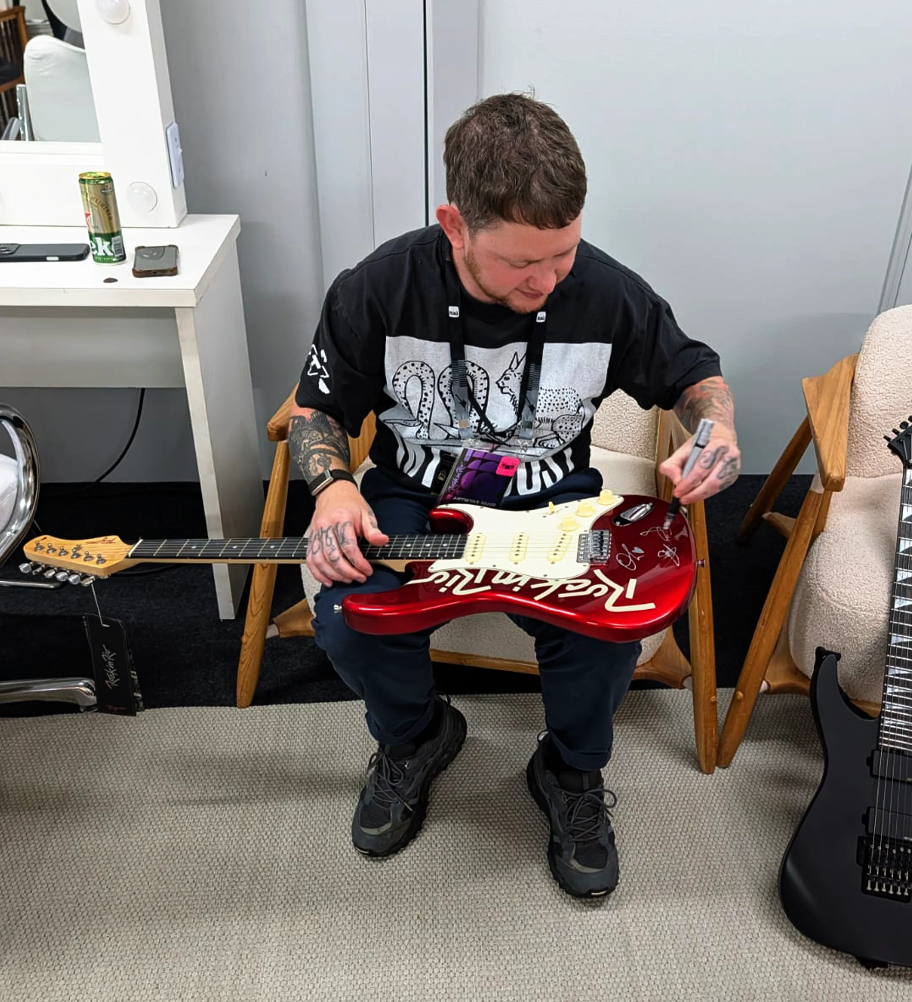 Guitarra Autografada Por Bring Me The Horizon + Baquetas Rock In Rio 2026 — imagem 3 de 7