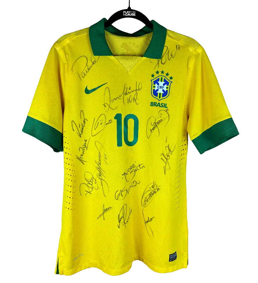 announcements/6da2958e-a1ad-454c-91e3-de44a8a52632/1790807200154-camisa-brasil-ronaldinho-gaucho-autografada-por-todo-elenco-1.webp