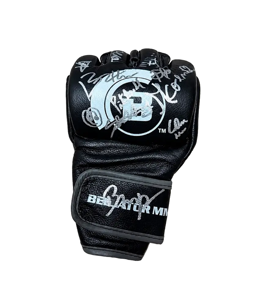 announcements/72a985ab-1b2b-4184-873a-281a49583b01/1789673620784-luva-bellator-mma-autografada-pelos-lutadores.webp