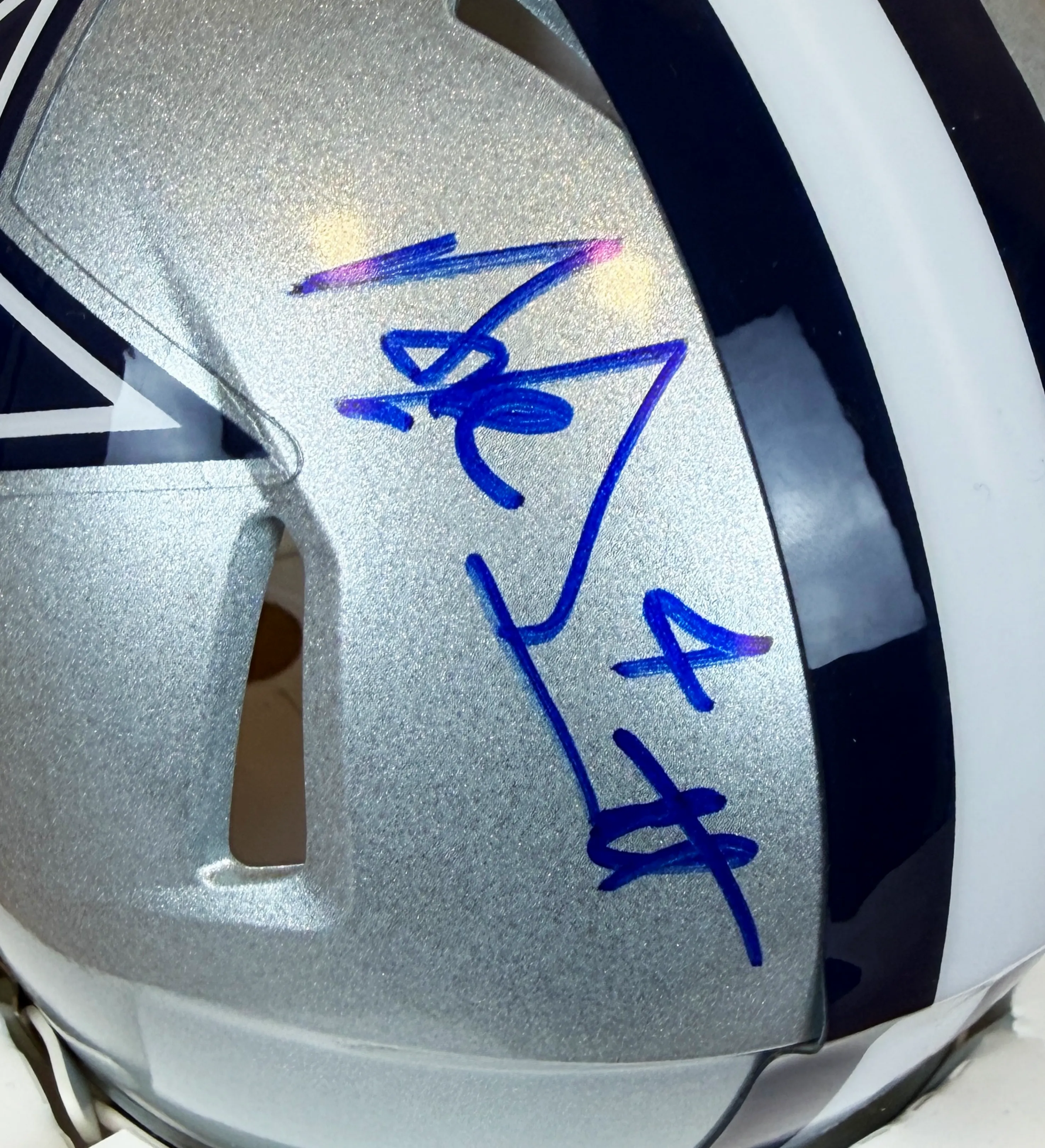 Mini Capacete Dallas Cowboys Dak Prescott Temporada 2024 2025 Autografado pelo Quarterback — imagem 2 de 5
