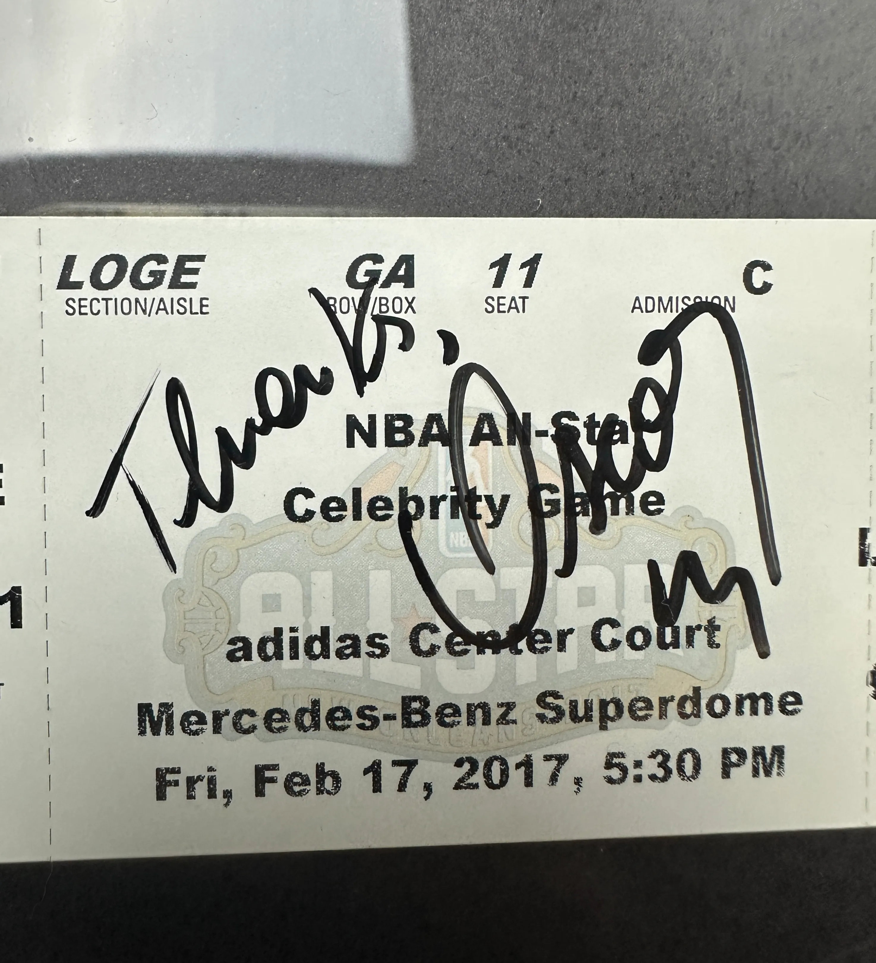 Framed Display – Oscar Schmidt – 2017 NBA All-Star Celebrity Game – Includes Original Official Invitation to the Club XLIV Reception and Original Adidas Center Court Ticket – Autographed by the Legend "Holy Hand" — imagem 2 de 2