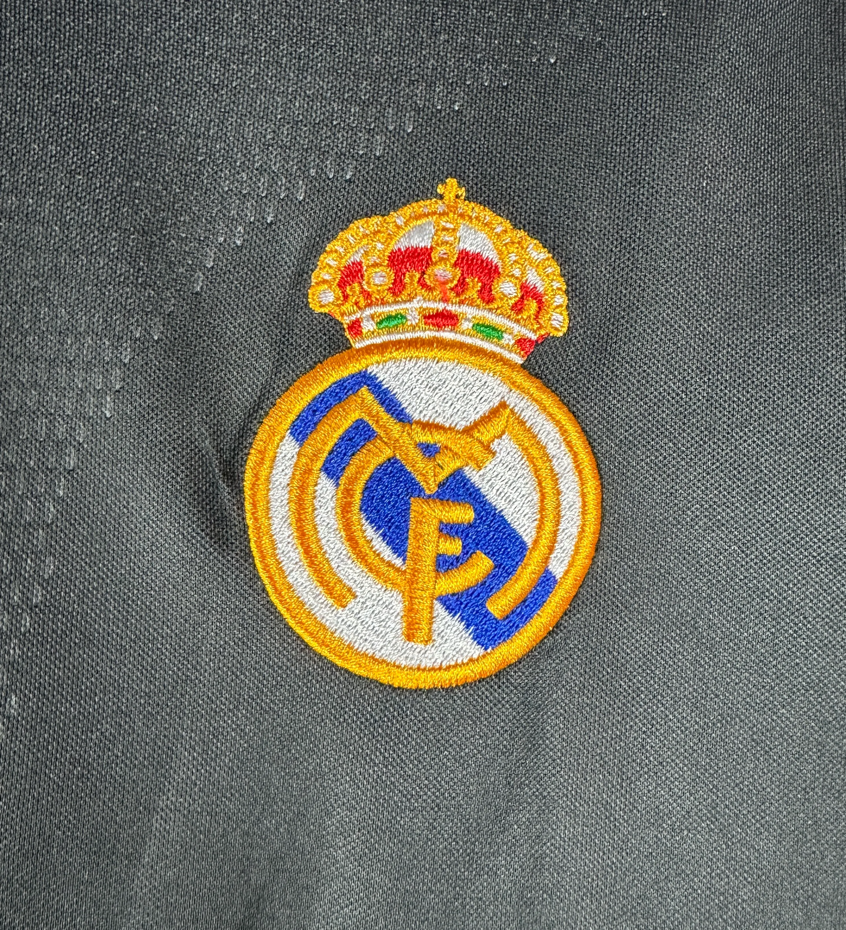 Camisa Retrô Real Madrid Luís Figo Temporada 2001/2002 Autografada — imagem 4 de 4