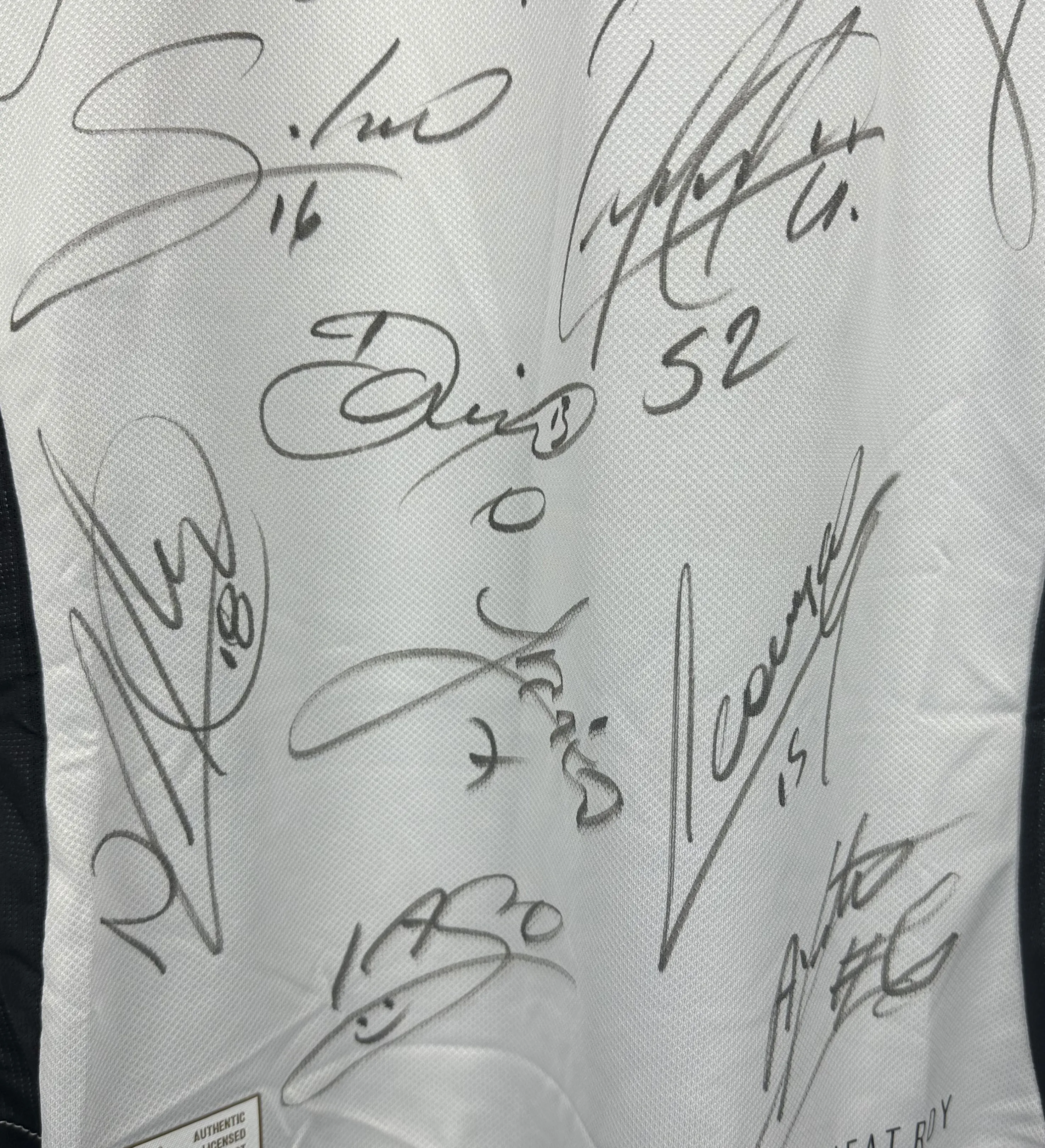 Camisa Flamengo Arrascaeta 2º Uniforme 2025 Patch 130 Anos Autografada pelo Elenco — imagem 3 de 3