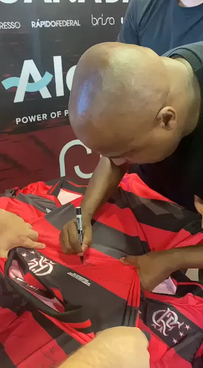 Camiseta Retro Oficial de la Final de la Copa Mercosul 1999 de Flamengo Firmada por Athirson, Reinaldo y Lê — imagem 6 de 7