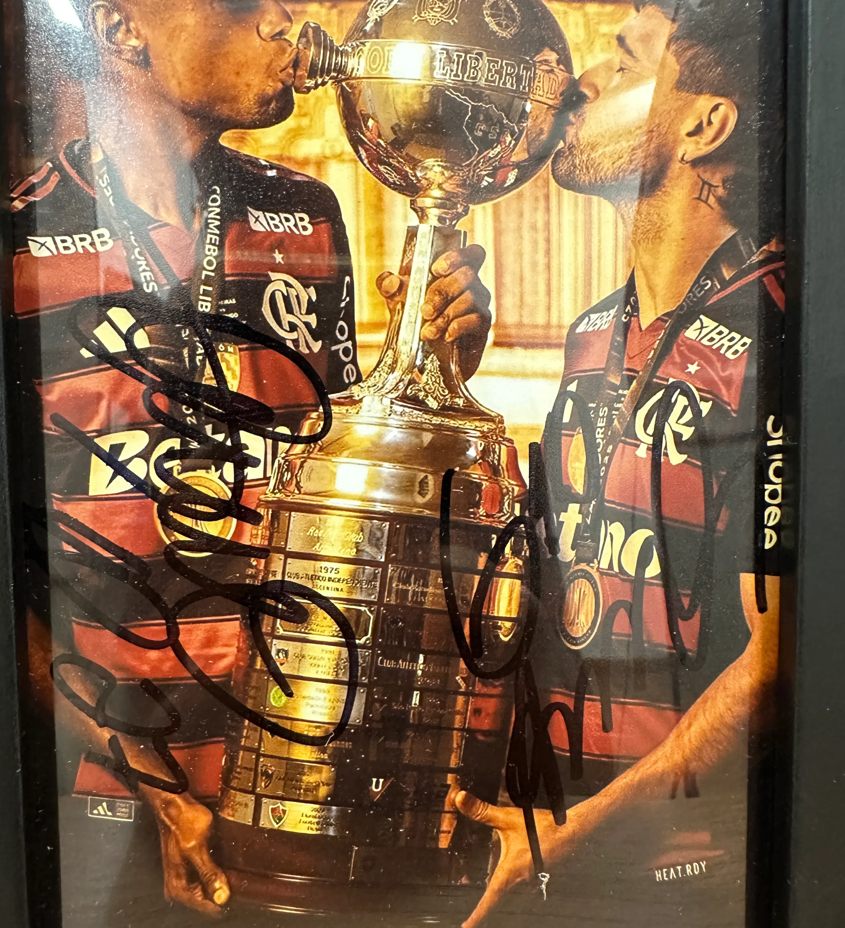 Foto del Flamengo de Arrascaeta y Bruno Henrique con la Copa Libertadores Autografiada por los Ídolos — imagem 2 de 2