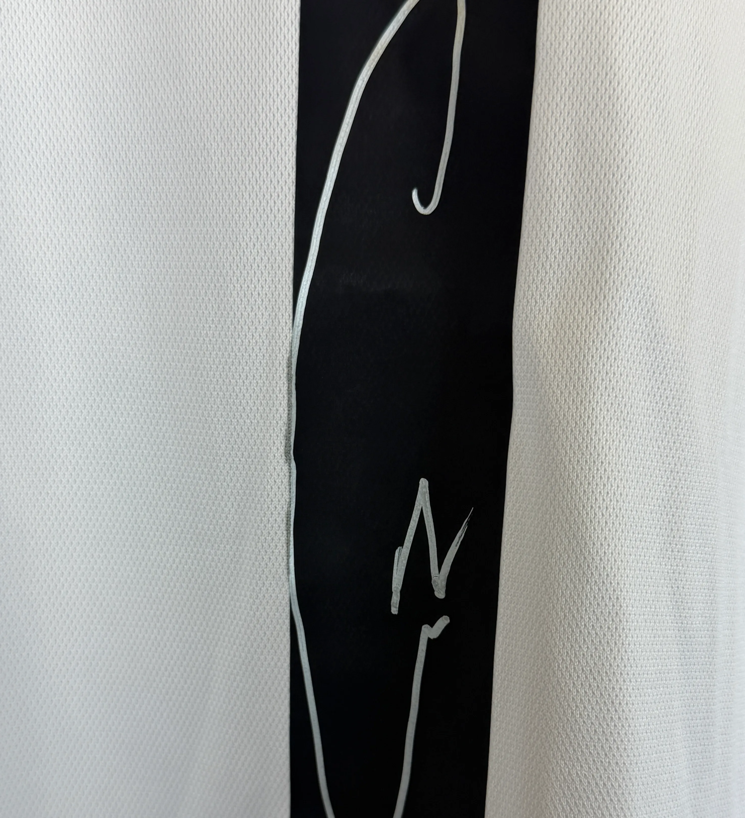 Camisa Branca Real Madrid Autografada Pelo Carlos Alcaraz — imagem 3 de 3