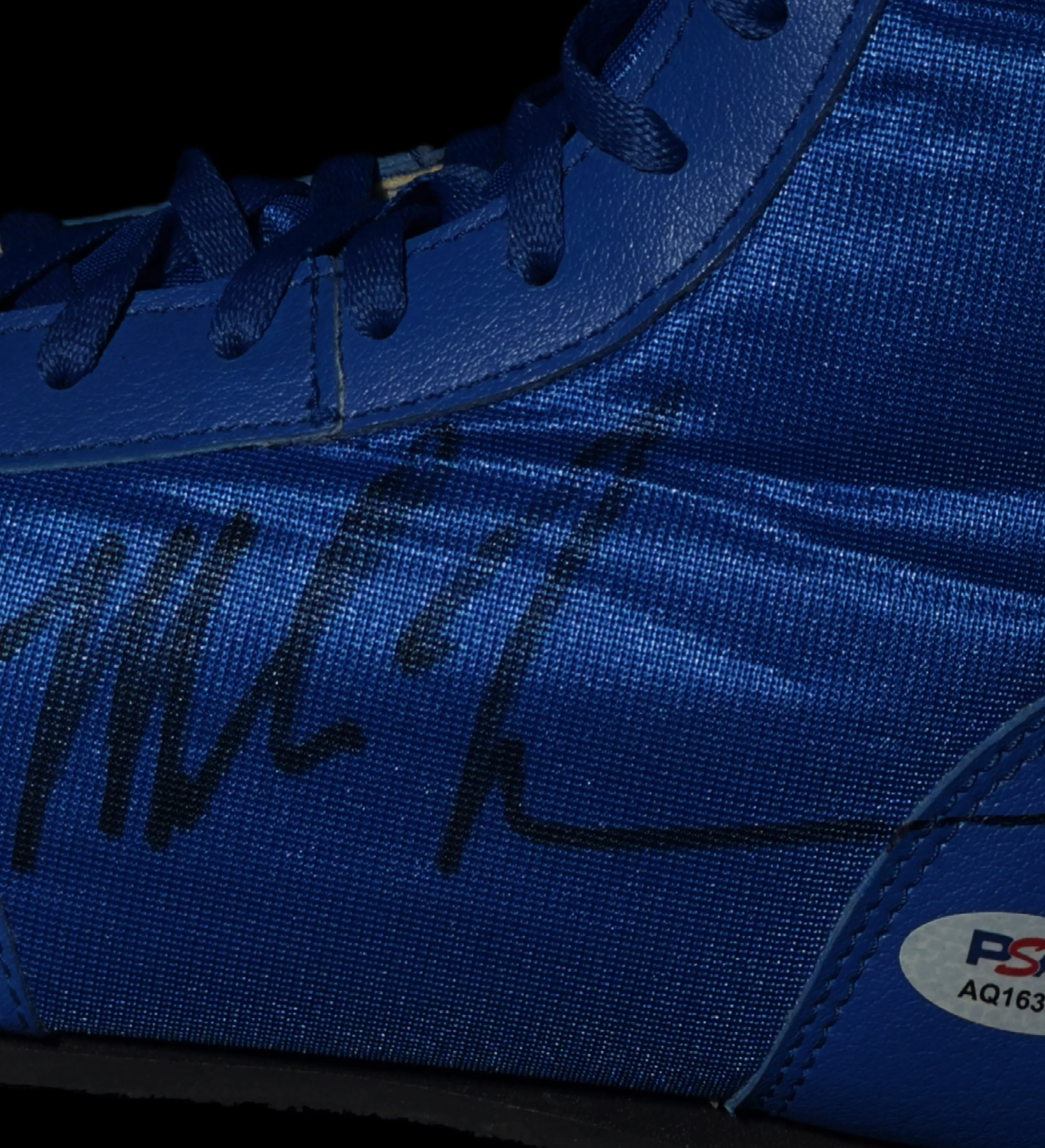 Bota de Boxe TITLE Mike Tyson Autografada pelo Ídolo — imagem 3 de 6