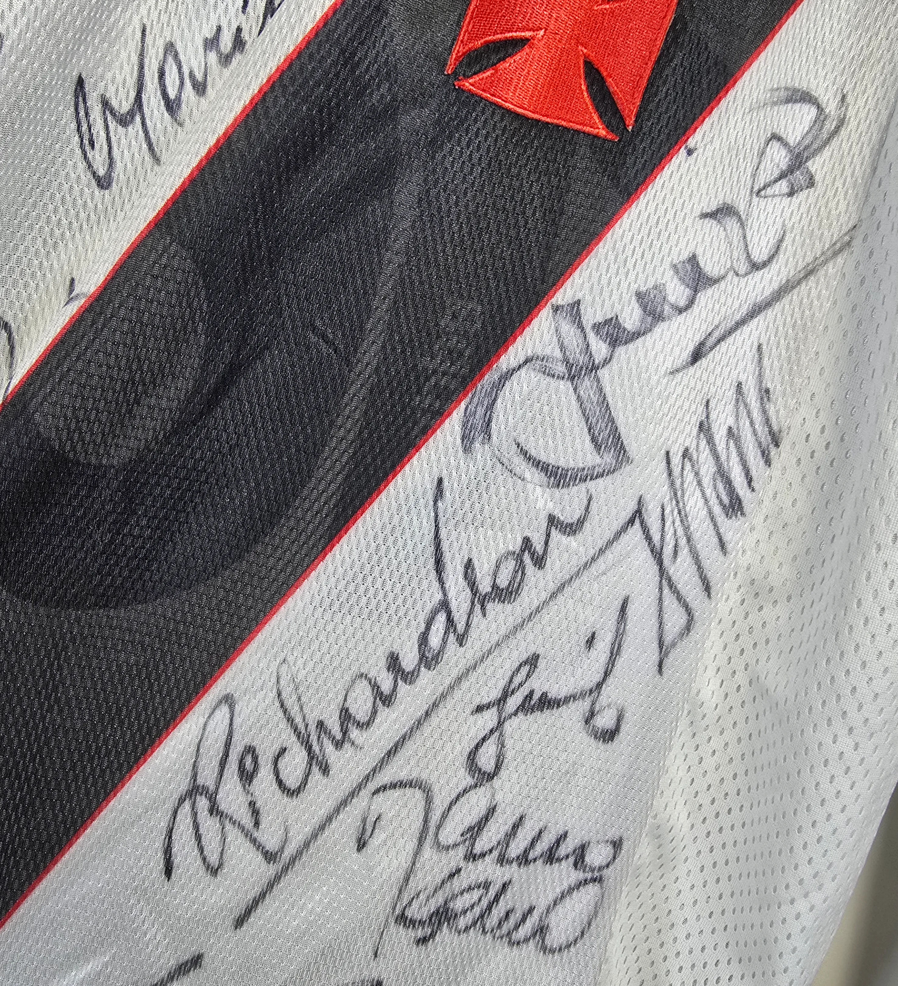 Camiseta de Manga Larga Vasco 1998 Centenario Pedrinho #16 - Modelo de Juego - Firmada por el Plantel Campeón — imagem 3 de 7