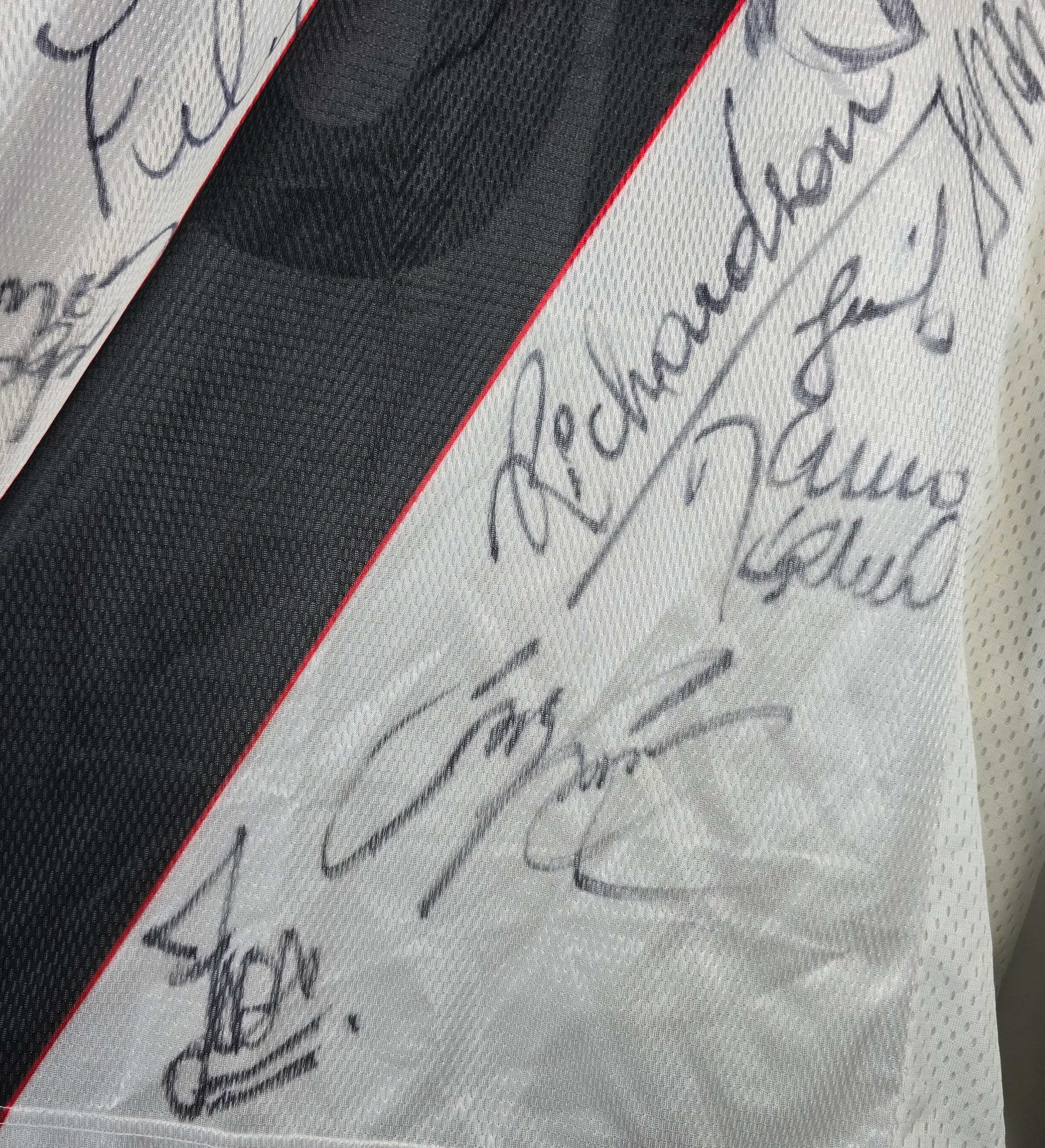 Camiseta de Manga Larga Vasco 1998 Centenario Pedrinho #16 - Modelo de Juego - Firmada por el Plantel Campeón — imagem 4 de 7