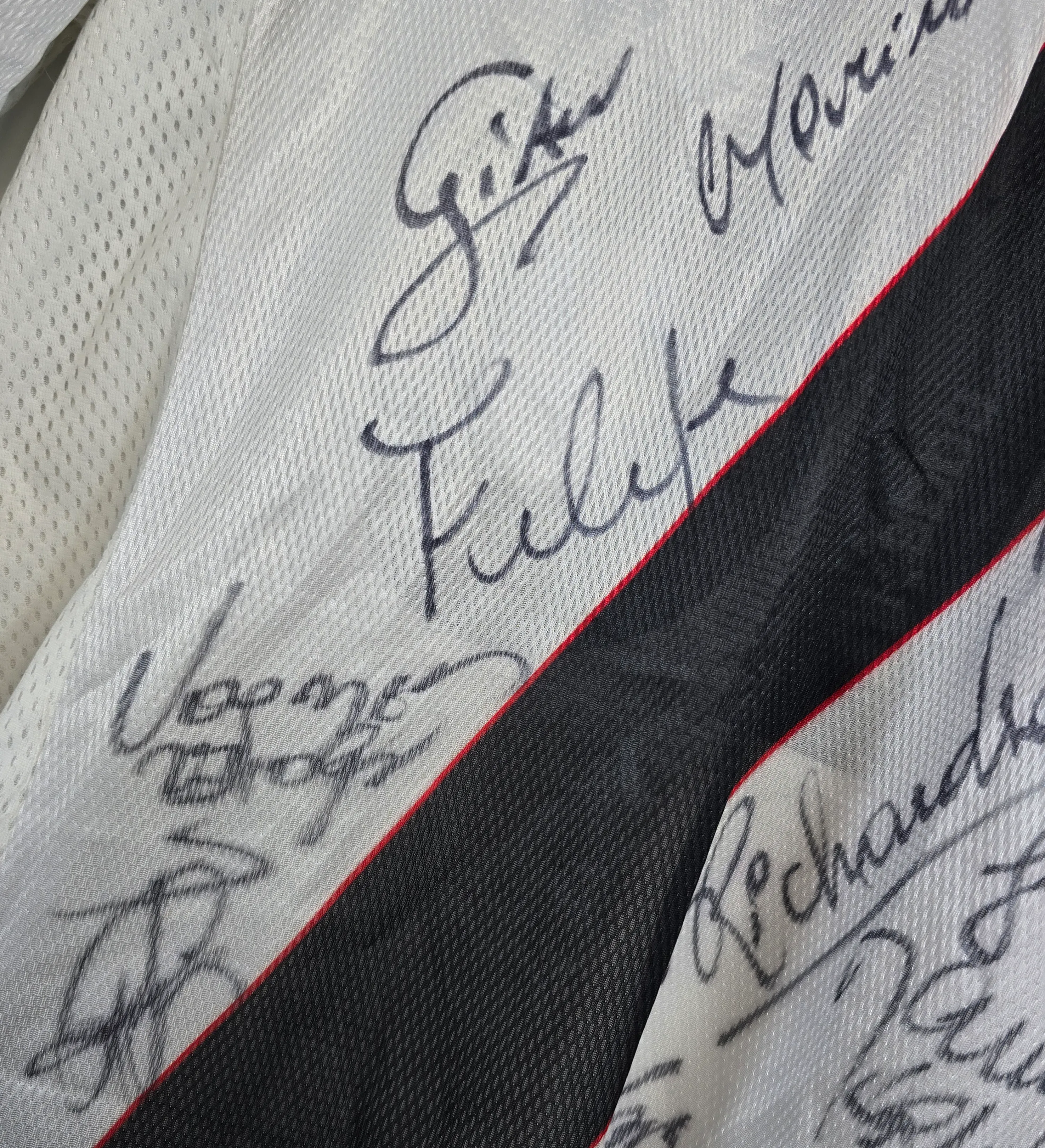 Camiseta de Manga Larga Vasco 1998 Centenario Pedrinho #16 - Modelo de Juego - Firmada por el Plantel Campeón — imagem 5 de 7