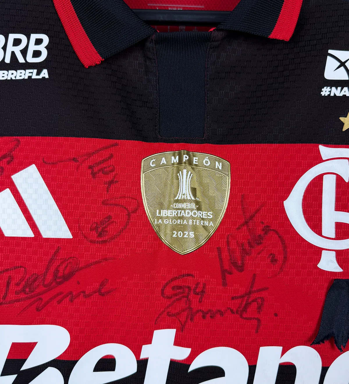 Clube de Regatas do Flamengo Jersey – Evertton Araújo #52 – Campeonato Brasileiro Série A 2026 – Flamengo 2 x 0 Bahia – Tribute to the Eternal Legend Oscar Schmidt – Signed by the Entire Squad — imagem 3 de 3