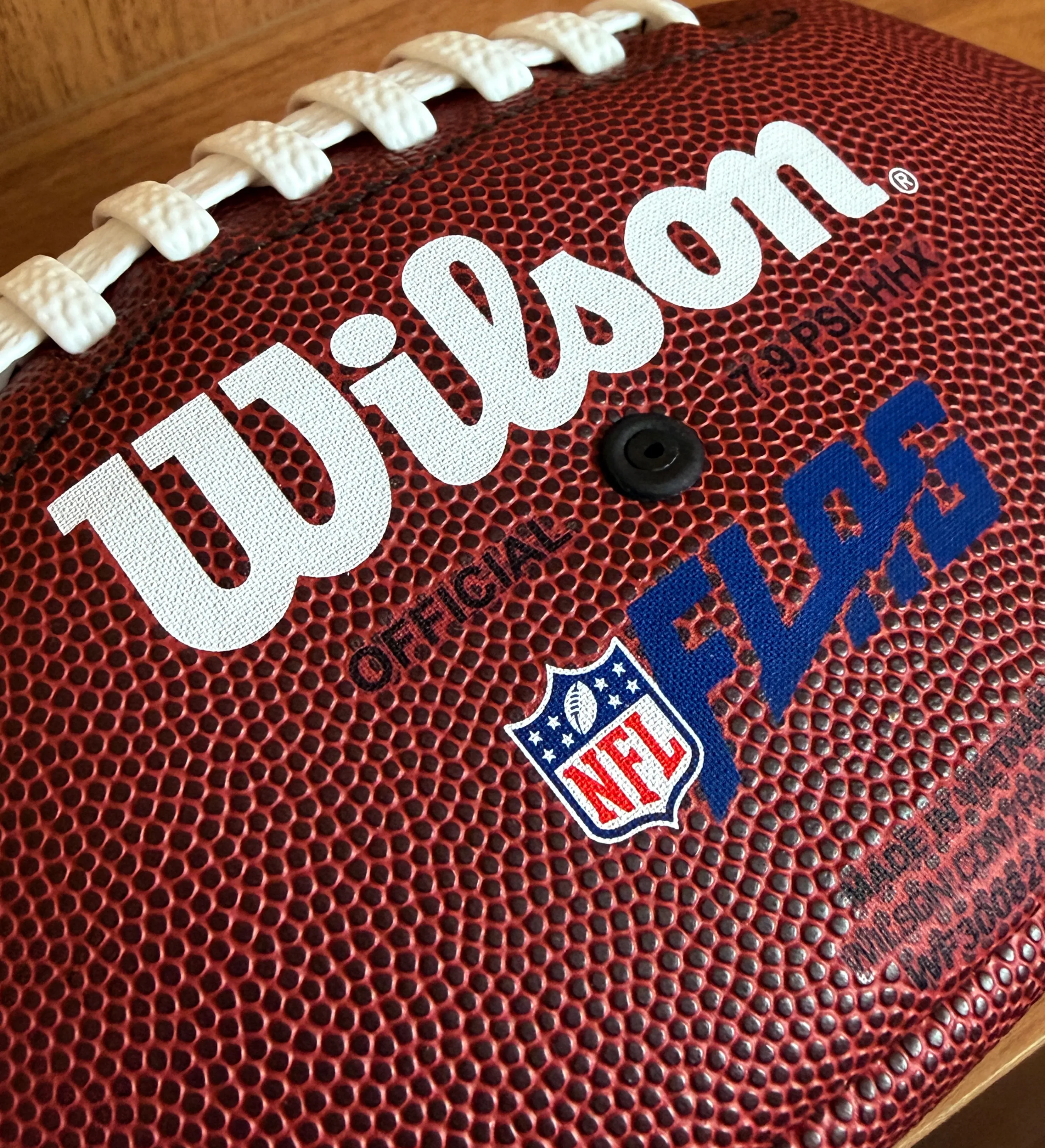Bola de Futebol Americano - Tom Brady - Autografada - Certificação Internacional — imagem 4 de 4