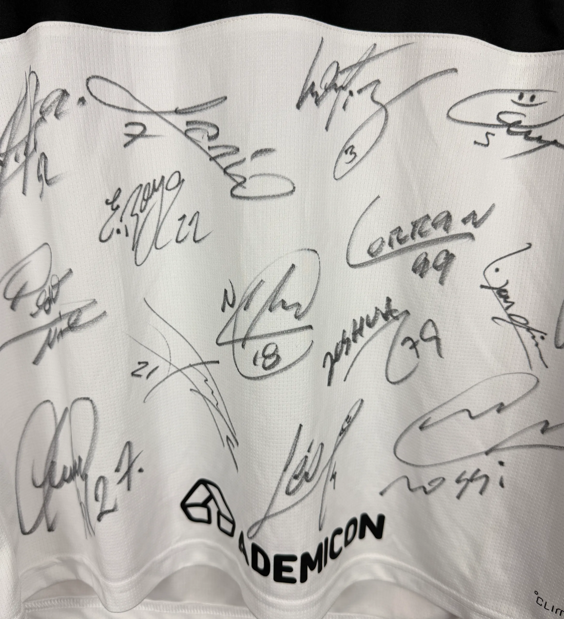 Flamengo 2026 Away Jersey Fan Version Erick Pulgar Autographed by the Squad — imagem 3 de 8