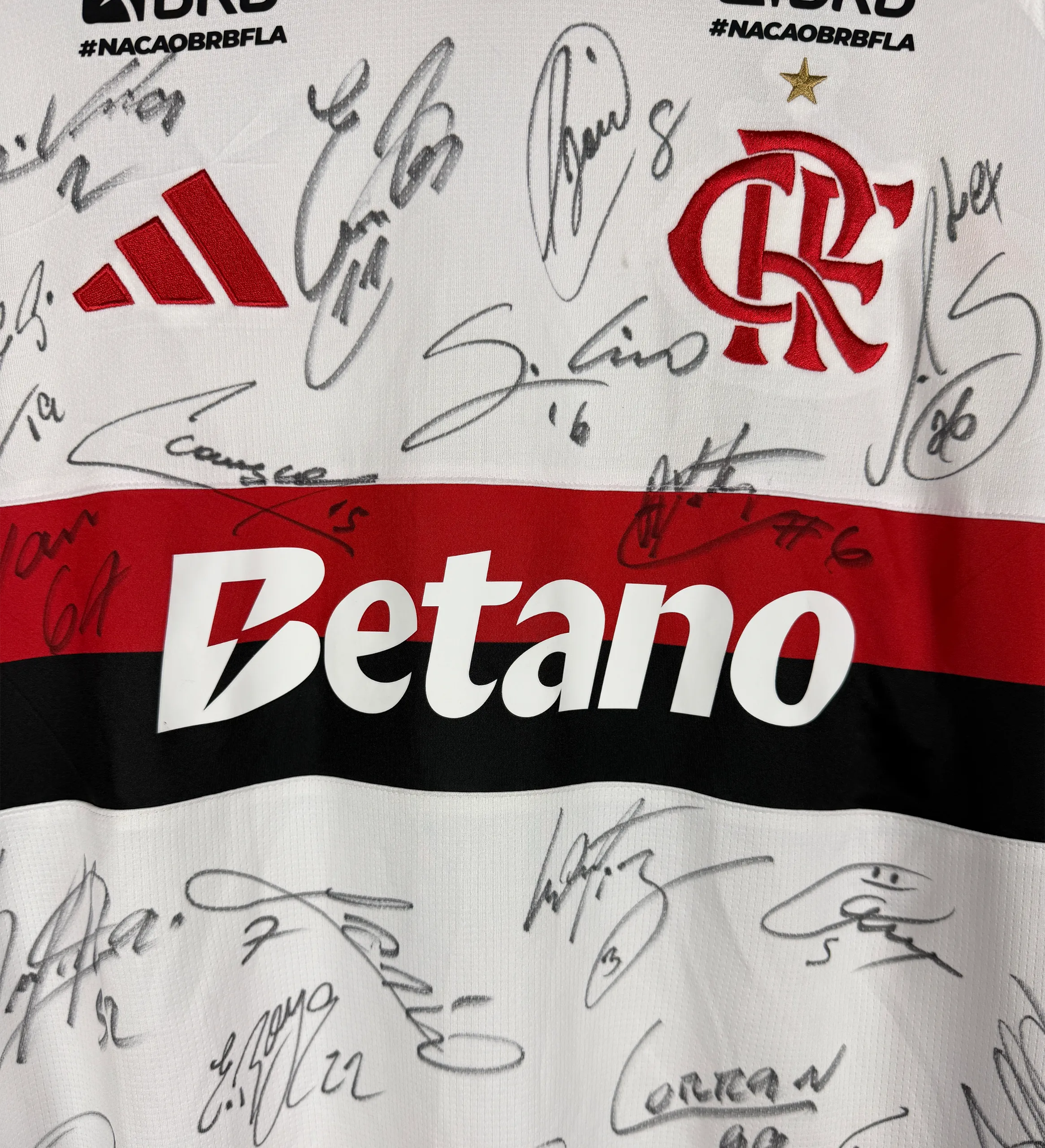 Flamengo 2026 Away Jersey Fan Version Erick Pulgar Autographed by the Squad — imagem 4 de 8