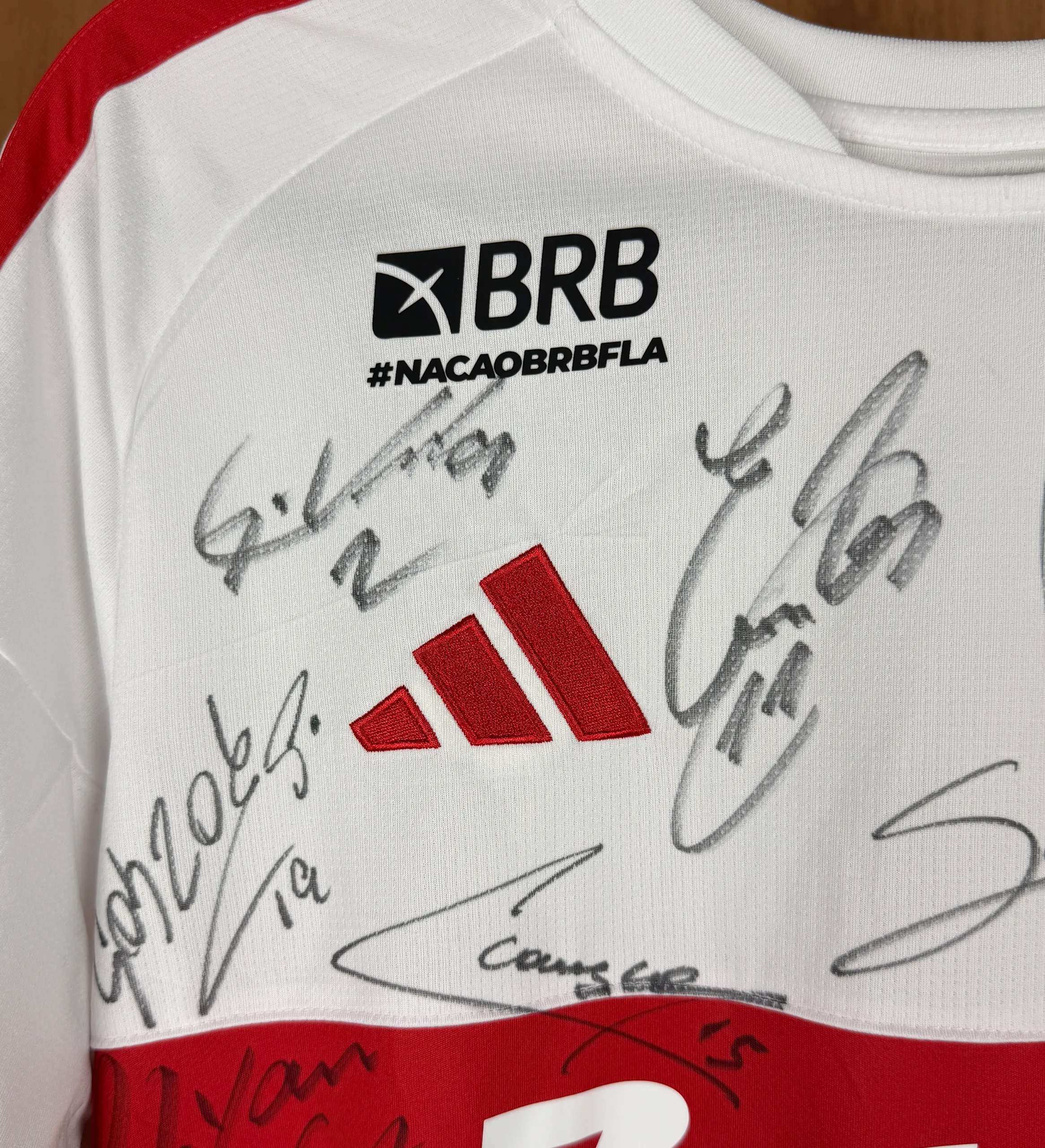Flamengo 2026 Away Jersey Fan Version Erick Pulgar Autographed by the Squad — imagem 6 de 8