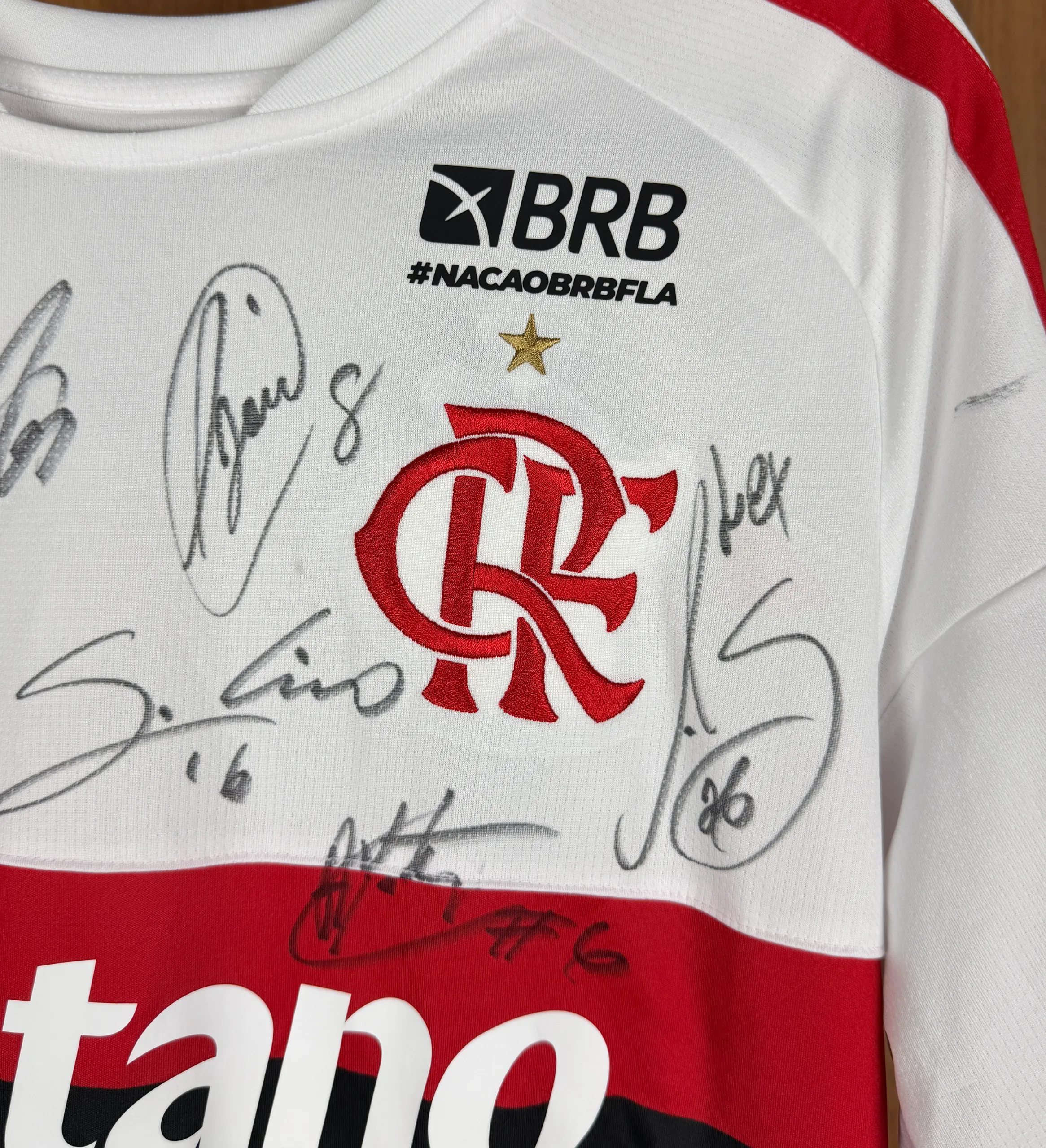 Flamengo 2026 Away Jersey Fan Version Erick Pulgar Autographed by the Squad — imagem 7 de 8