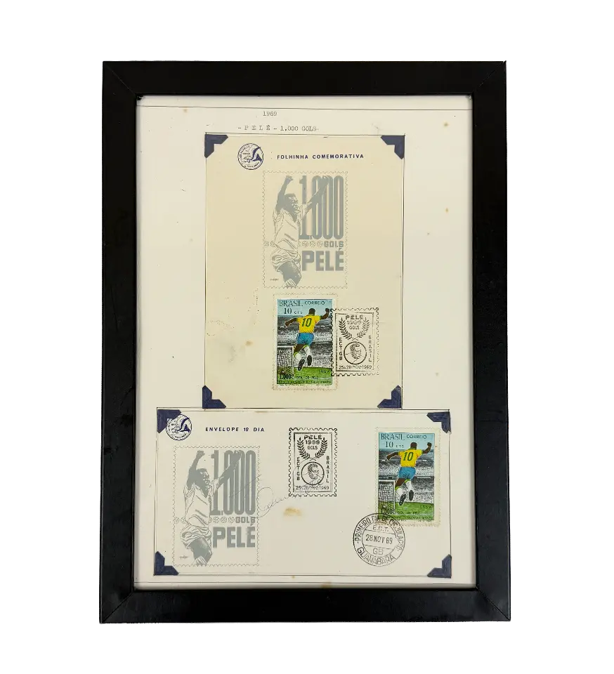 announcements/a5a51e47-f252-4ad6-afd4-8b7424f4ba87/1791574105066-quadro-envelope-dia-de-curculacao-com-selo-1000-gols-autografado-1.webp