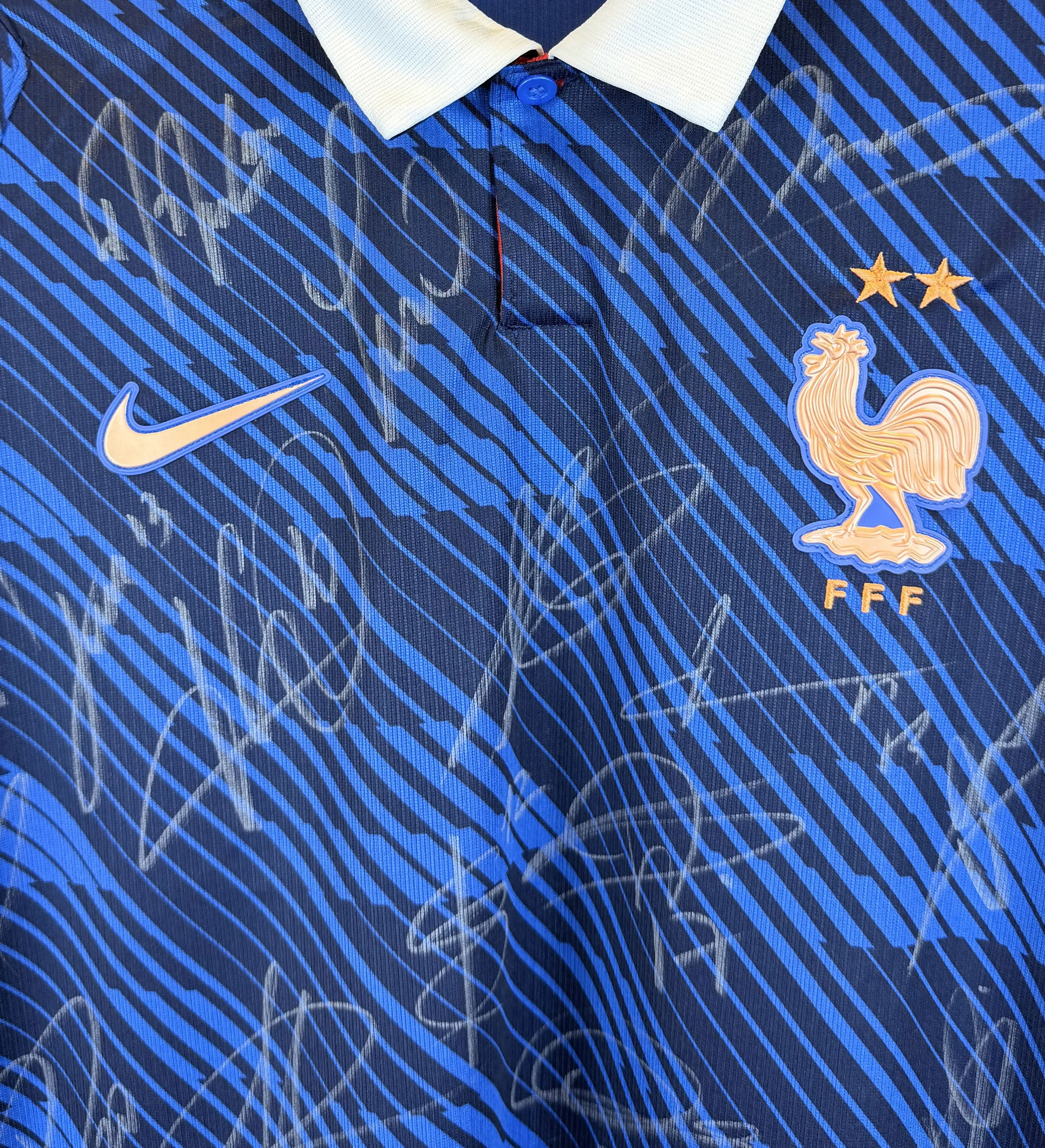 Kit Camisa França Autografada Por Todo Elenco com Credencial Jogo Fifa e Copo Oficial Copa do Mundo 2026 — imagem 3 de 3