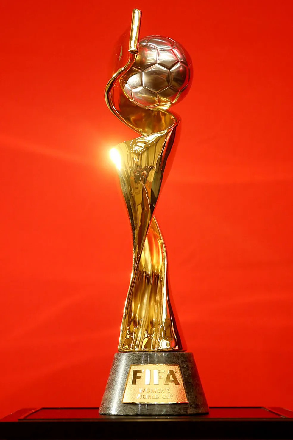 Réplica del Trofeo de la Copa Mundial Femenina de la FIFA 2027 — imagem 1 de 1
