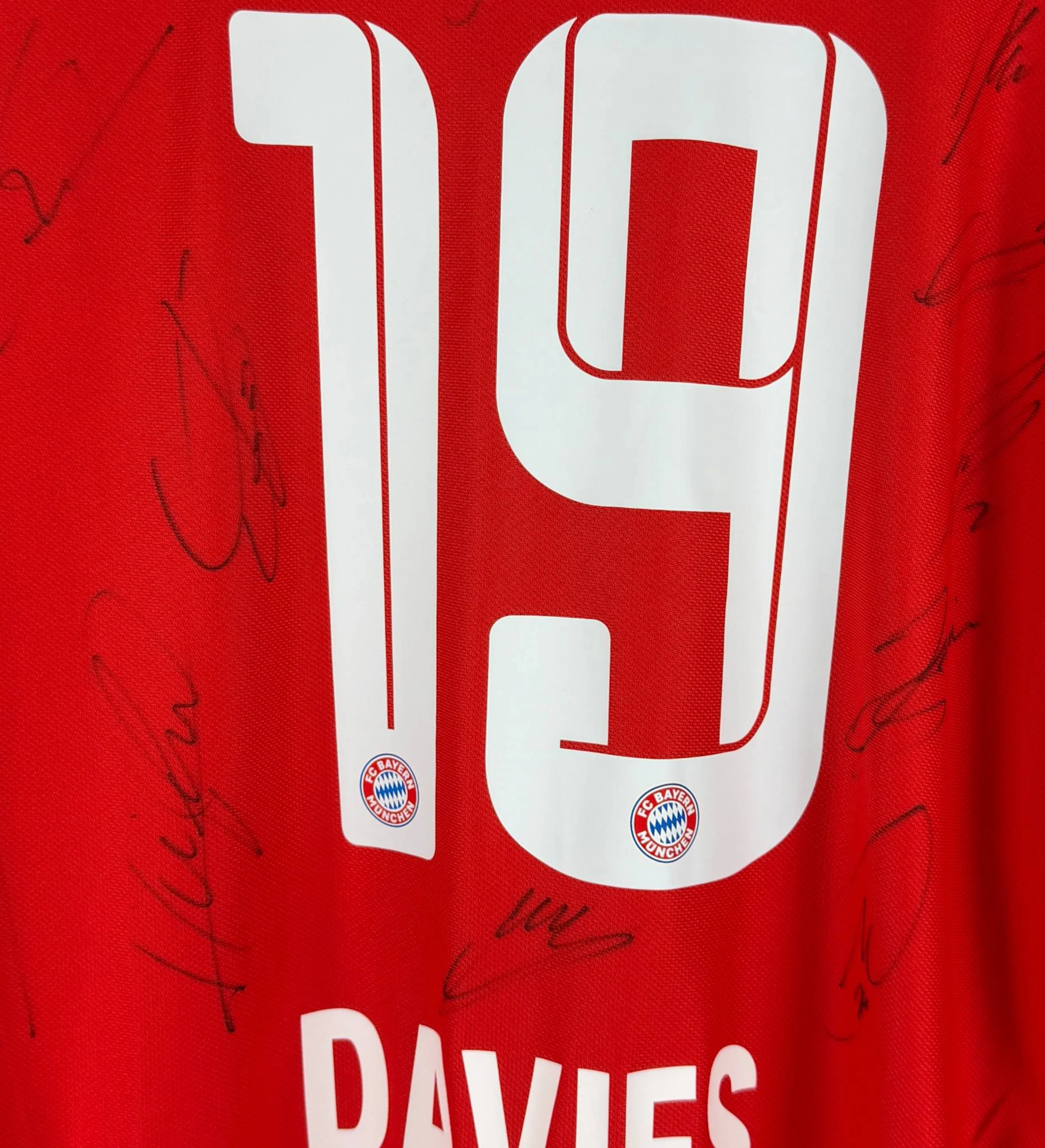 Camisa Bayern de Munique Alphonso Davies DFB Pokal Cup Copa da Alemanha 2023 Bayern x Freiburg Autografada por todo Elenco — imagem 3 de 3