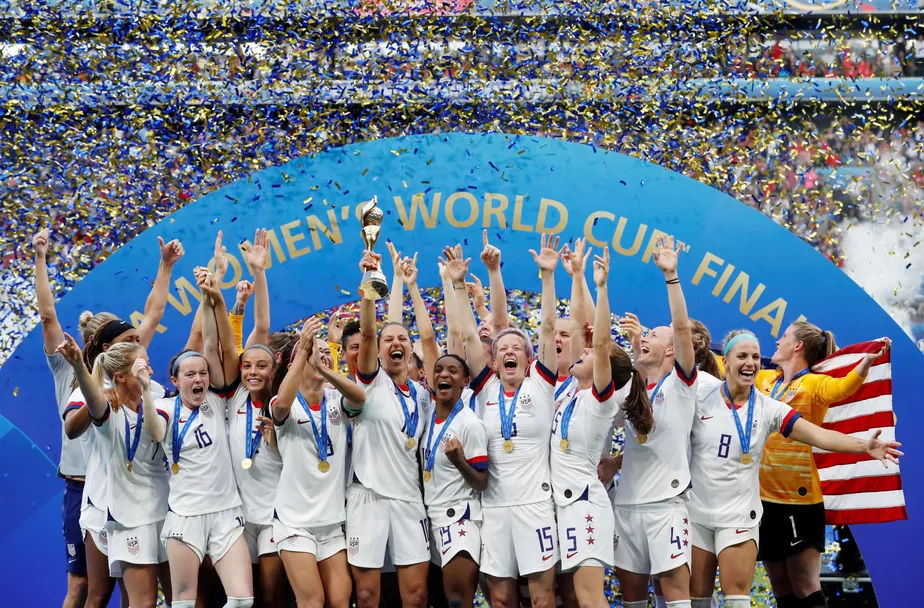 Finalists' pennant signed by the national teams - FIFA Women's World Cup 2027 -copia-XLO69824-copia-BKW33458 — imagem 1 de 1