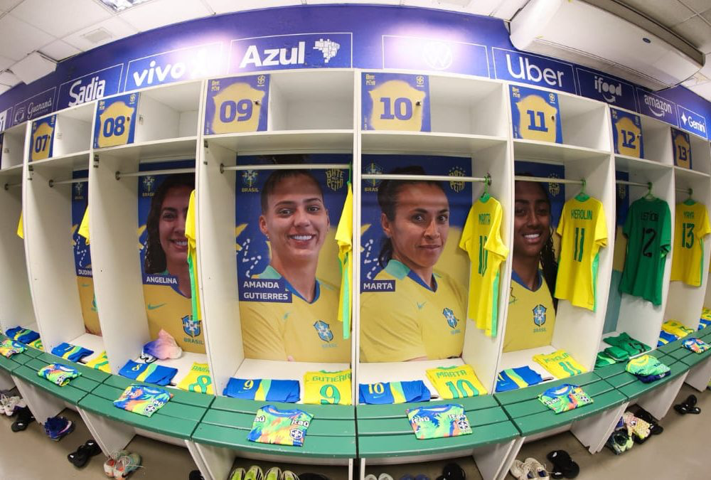 Signed Athletes' Locker Room Poster - FIFA Women's World Cup 2027 — imagem 1 de 1