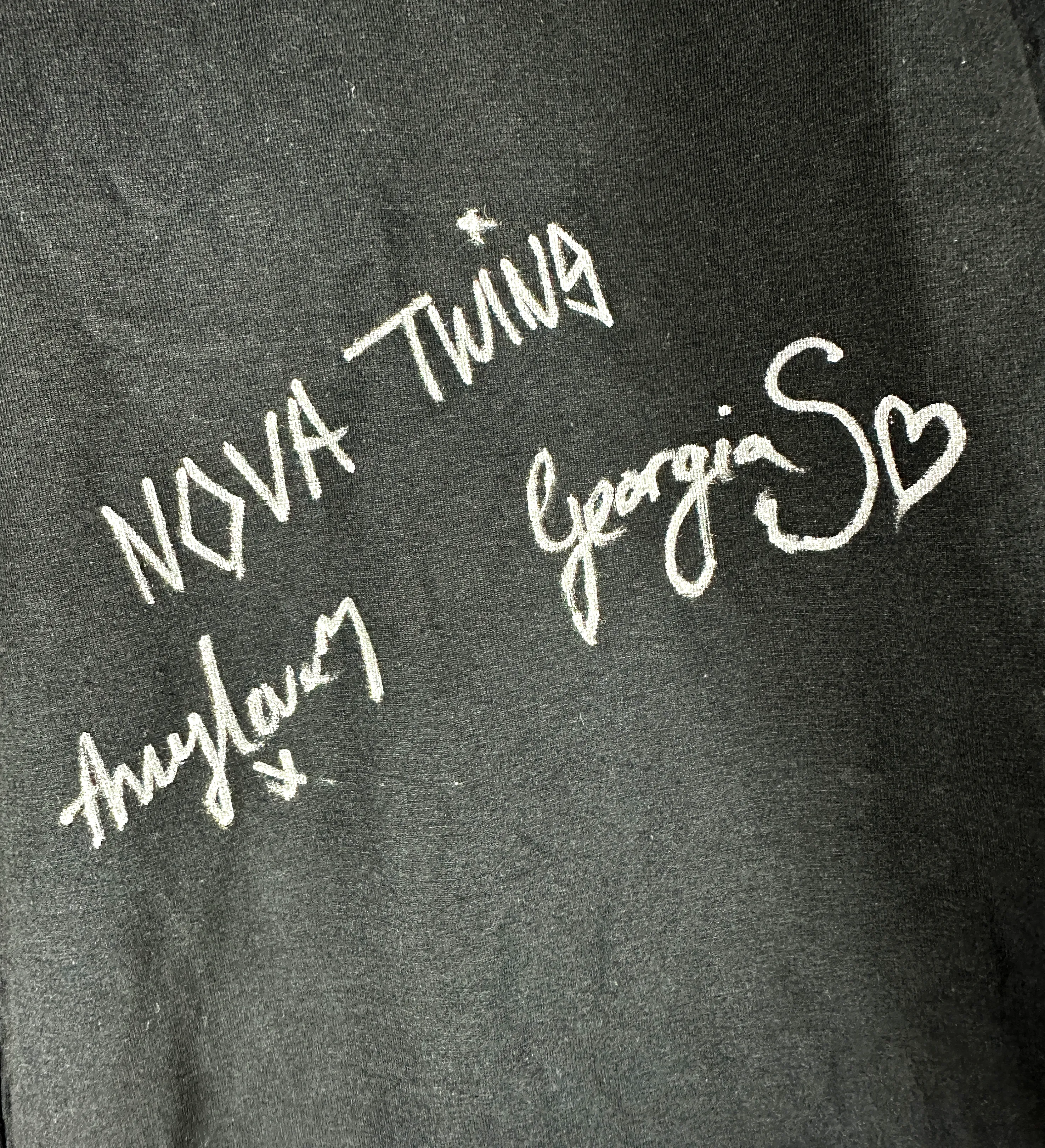 Nova Twins Signed Kit with Setlist + T-Shirt – Rock in Rio — imagem 2 de 5