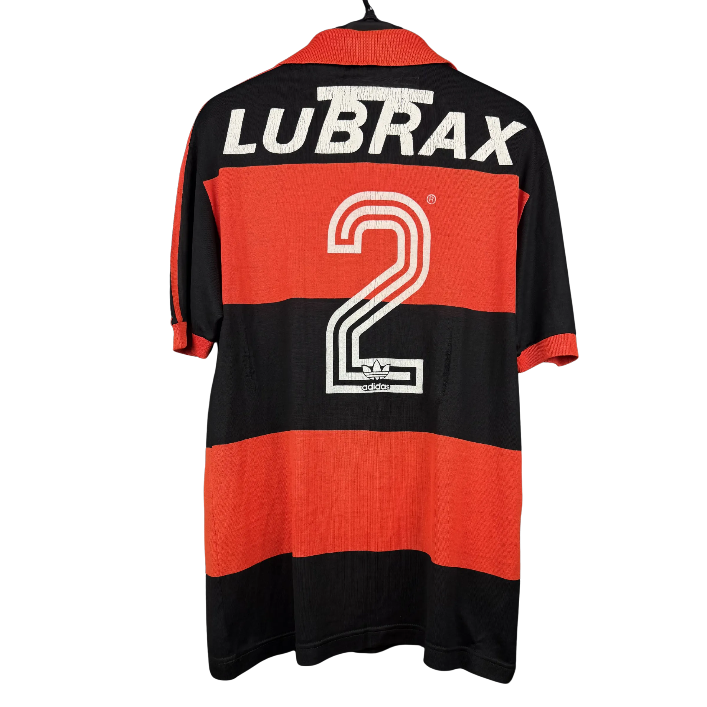 Camiseta del Flamengo – Leandro #2 – Temporada 1988 – Autografiada por el Ídolo + Cuadro con la Portada Autografiada de la Revista Placar (1985) – Incluye Fotografía del Jugador Firmando como Prueba de Autenticidad — imagem 2 de 4