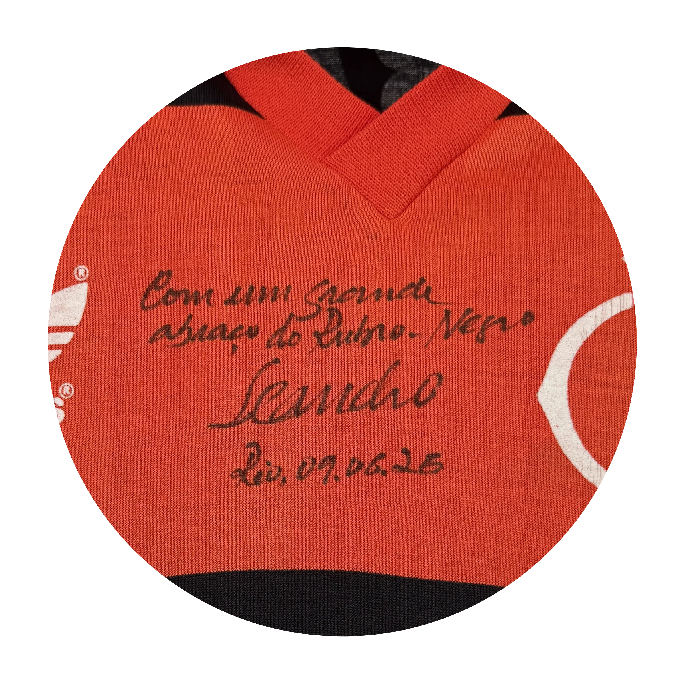 Camiseta del Flamengo – Leandro #2 – Temporada 1988 – Autografiada por el Ídolo + Cuadro con la Portada Autografiada de la Revista Placar (1985) – Incluye Fotografía del Jugador Firmando como Prueba de Autenticidad — imagem 3 de 4