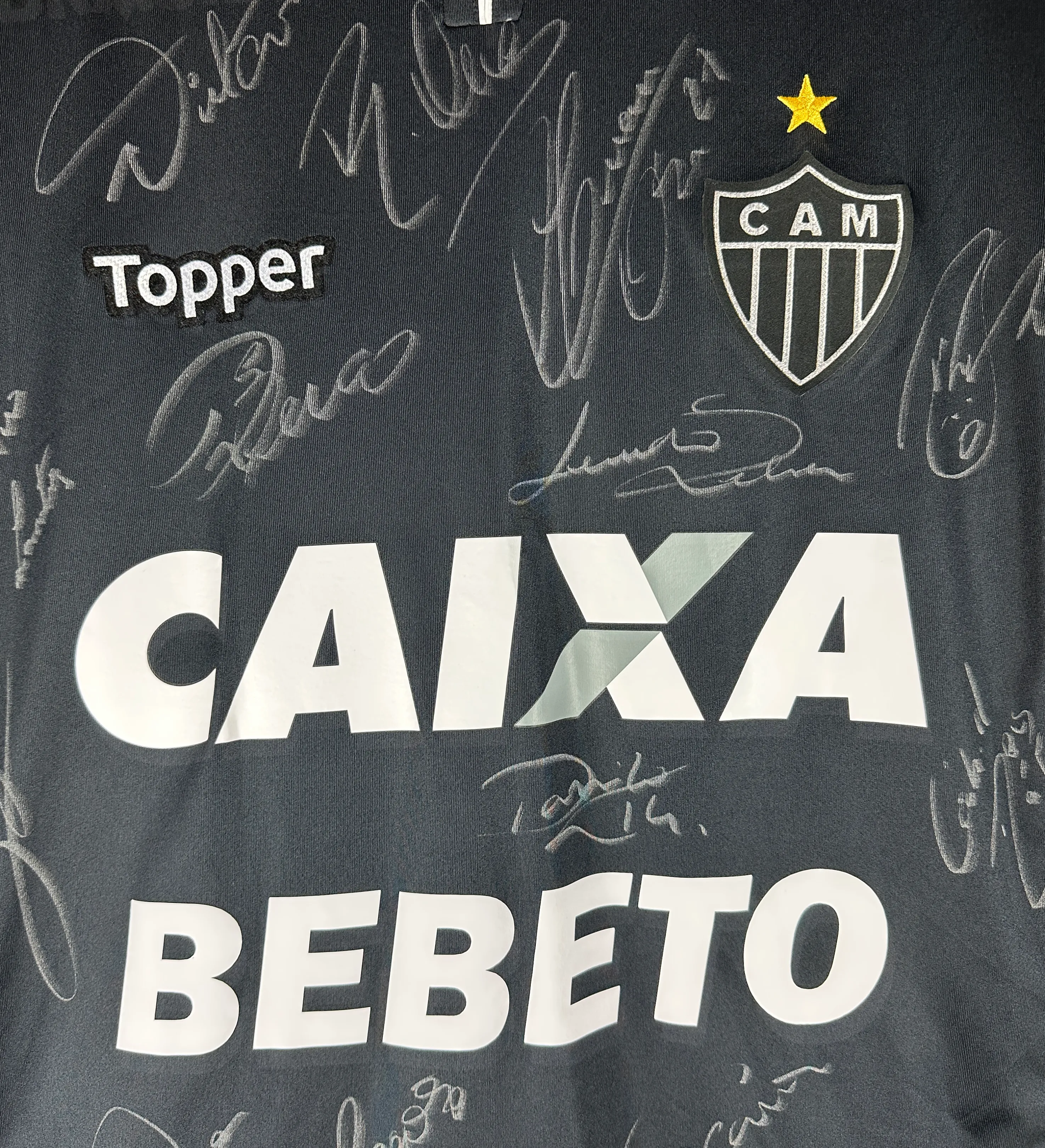 Atlético-MG Jersey – Leandrinho – 2018 Copa do Brasil – Tribute to Bebeto de Freitas – Match-Prepared and Squad-Signed — imagem 4 de 5