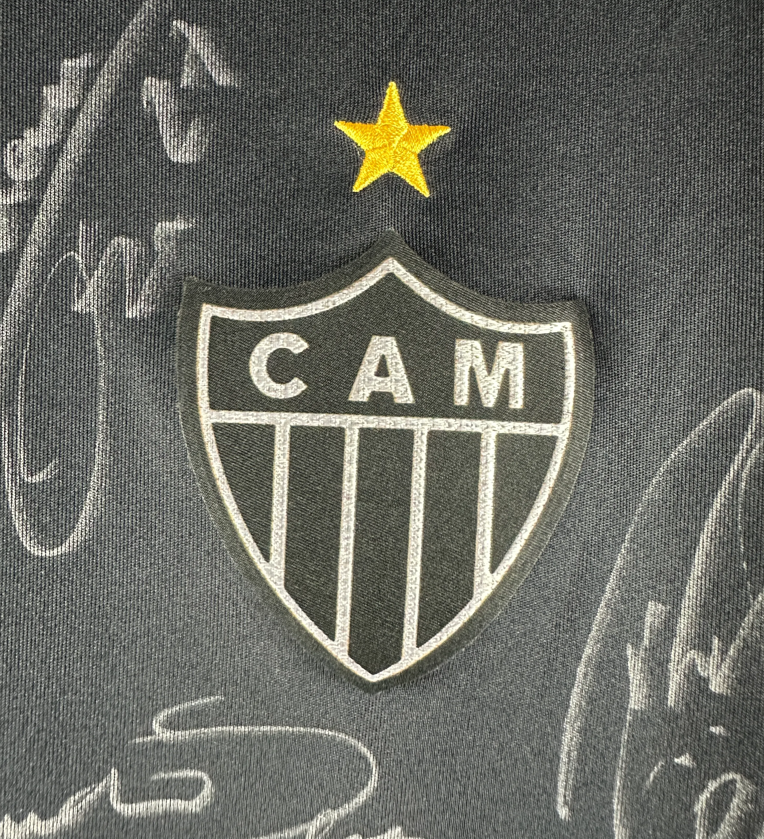 Atlético-MG Jersey – Leandrinho – 2018 Copa do Brasil – Tribute to Bebeto de Freitas – Match-Prepared and Squad-Signed — imagem 5 de 5