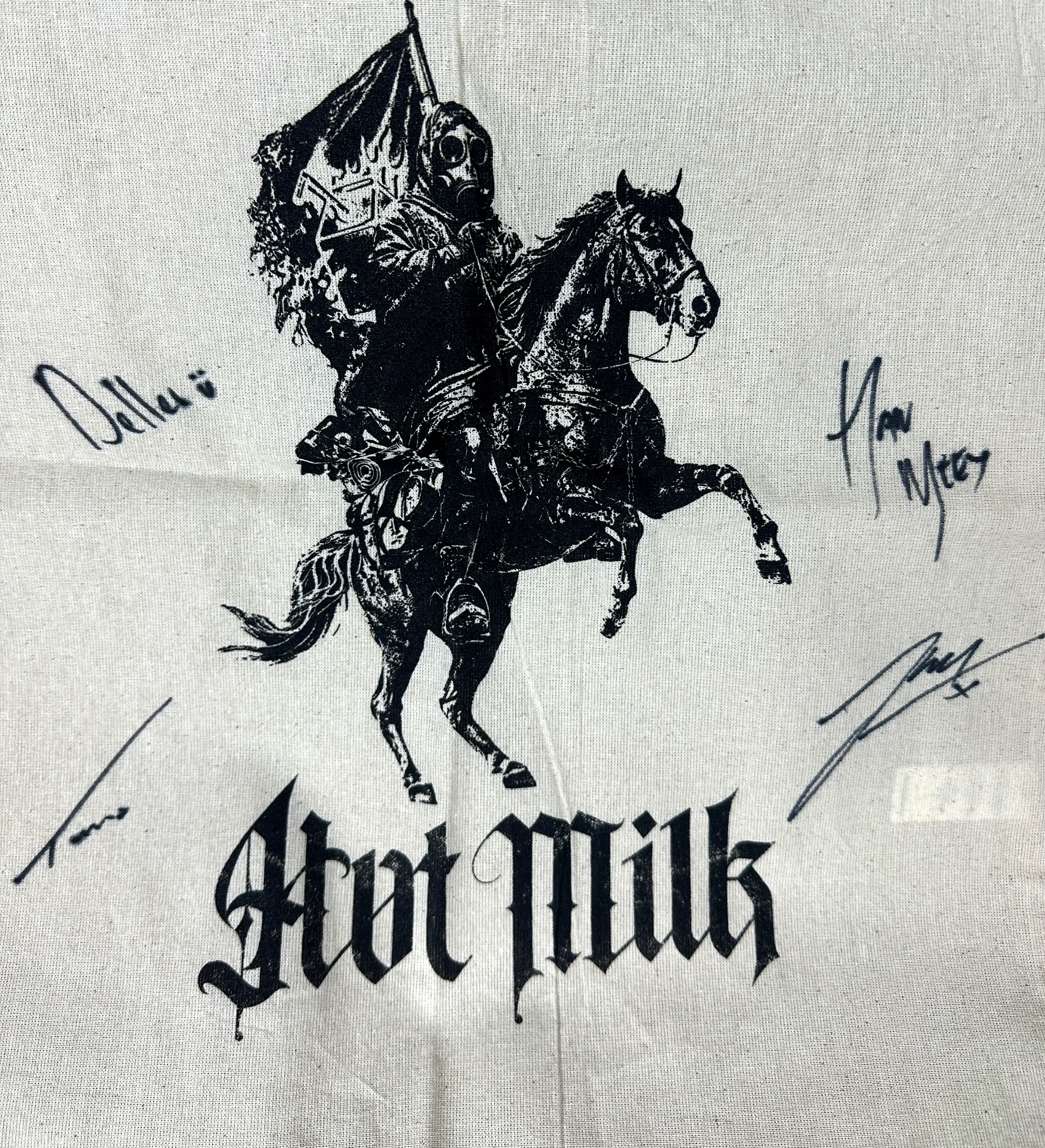 Kit autografiado de Hot Milk con Camiseta + Setlist + Ecobag — imagem 6 de 9