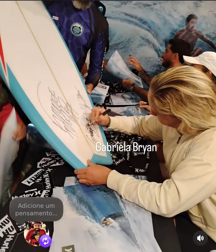 Never-Used WSL Saquarema RJ Surfboard Signed by Filipe Toledo, Carissa Moore, Lucas Chumbo, Yago Dora, Chumbinho, Miguel Pupo, and Gabriela Bryan — imagem 5 de 7