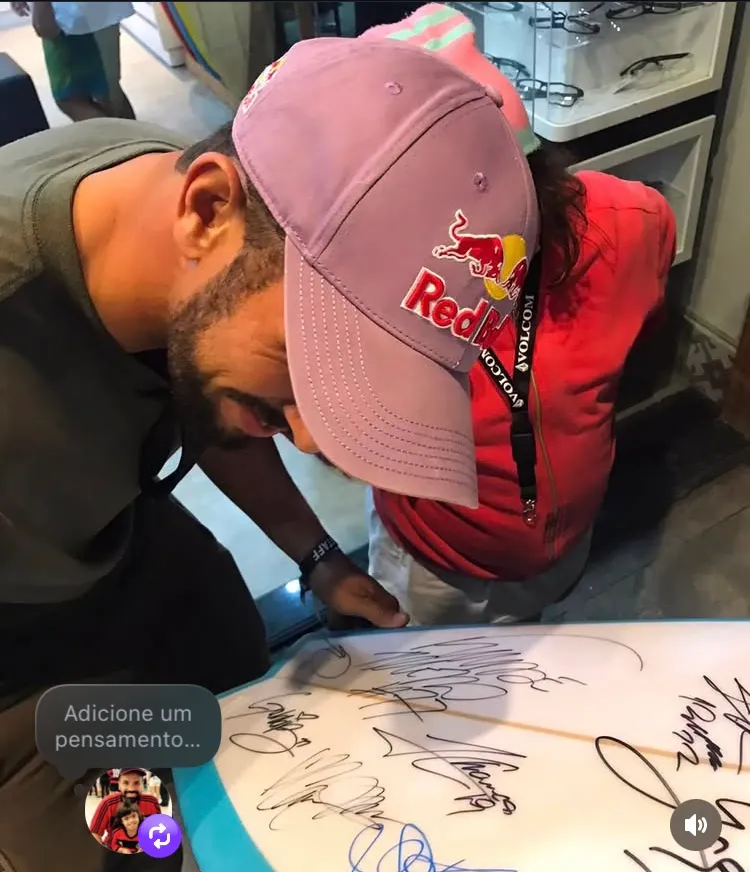 Never-Used WSL Saquarema RJ Surfboard Signed by Filipe Toledo, Carissa Moore, Lucas Chumbo, Yago Dora, Chumbinho, Miguel Pupo, and Gabriela Bryan — imagem 6 de 7