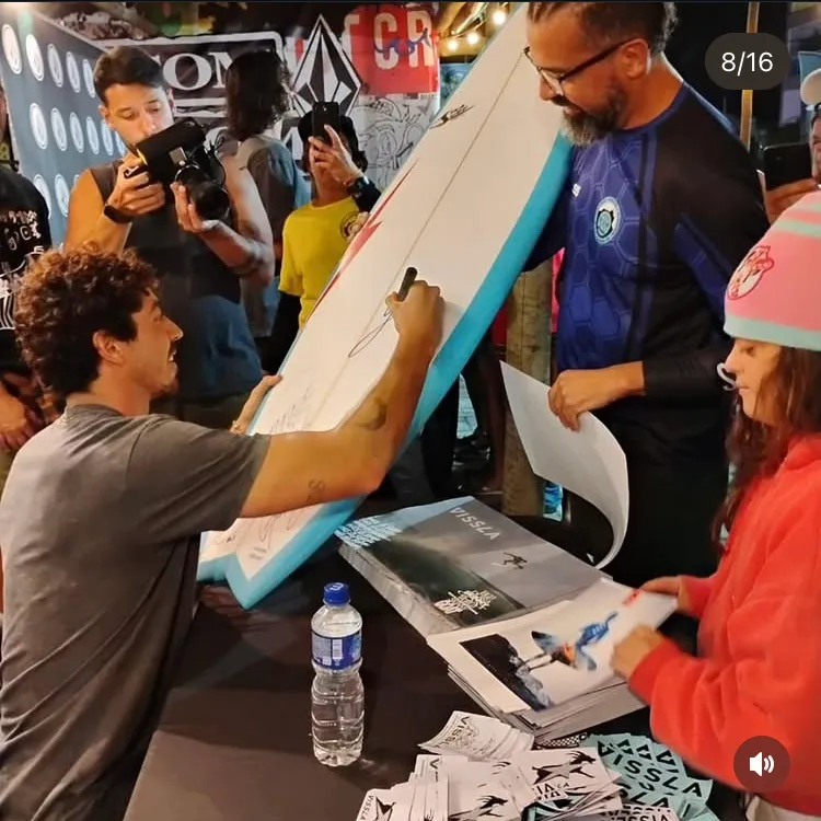 Never-Used WSL Saquarema RJ Surfboard Signed by Filipe Toledo, Carissa Moore, Lucas Chumbo, Yago Dora, Chumbinho, Miguel Pupo, and Gabriela Bryan — imagem 7 de 7