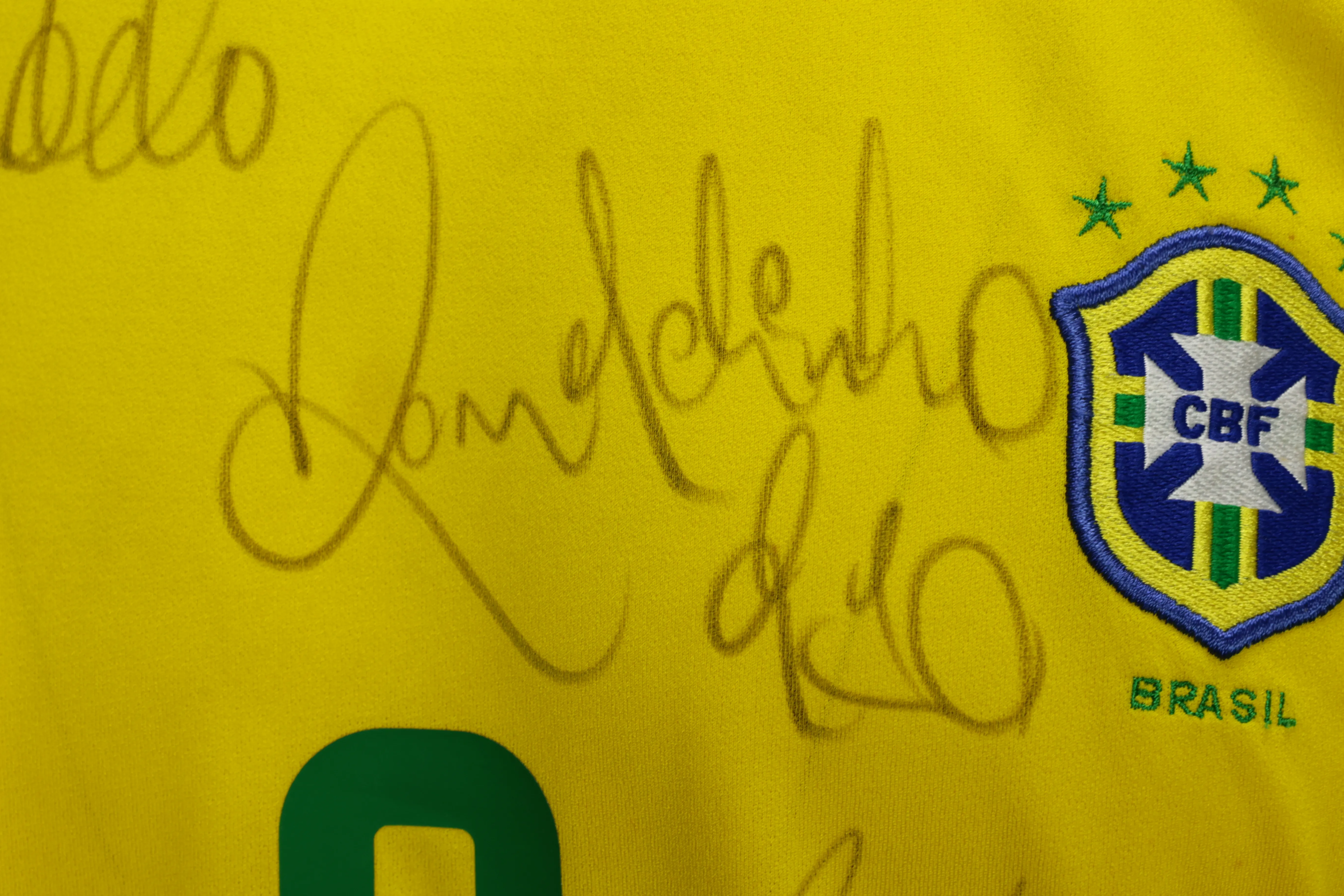 Camisa Brasil Ronaldo Temporada 2002 Autografada pelo Elenco — imagem 3 de 13