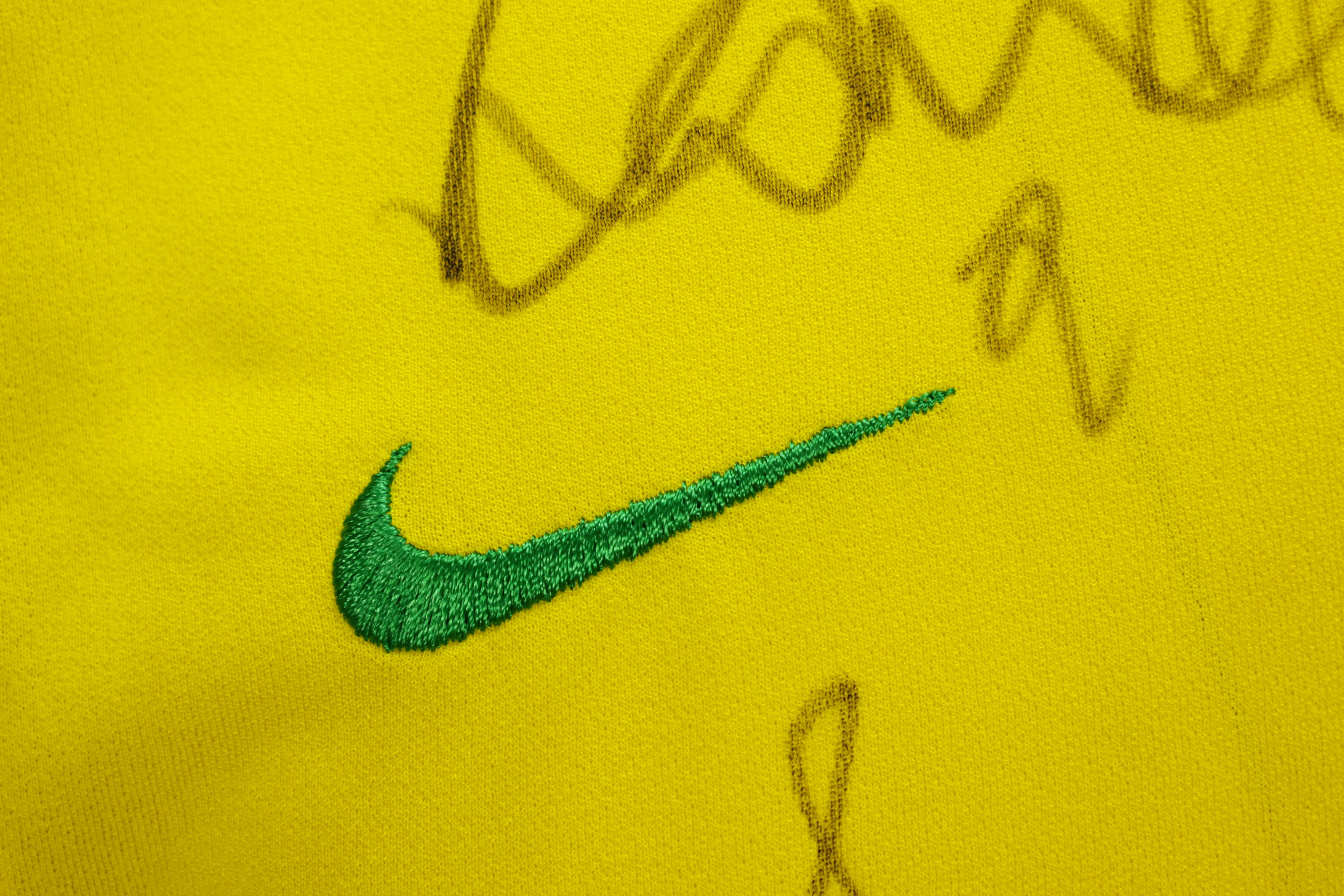 Camisa Brasil Ronaldo Temporada 2002 Autografada pelo Elenco — imagem 4 de 13