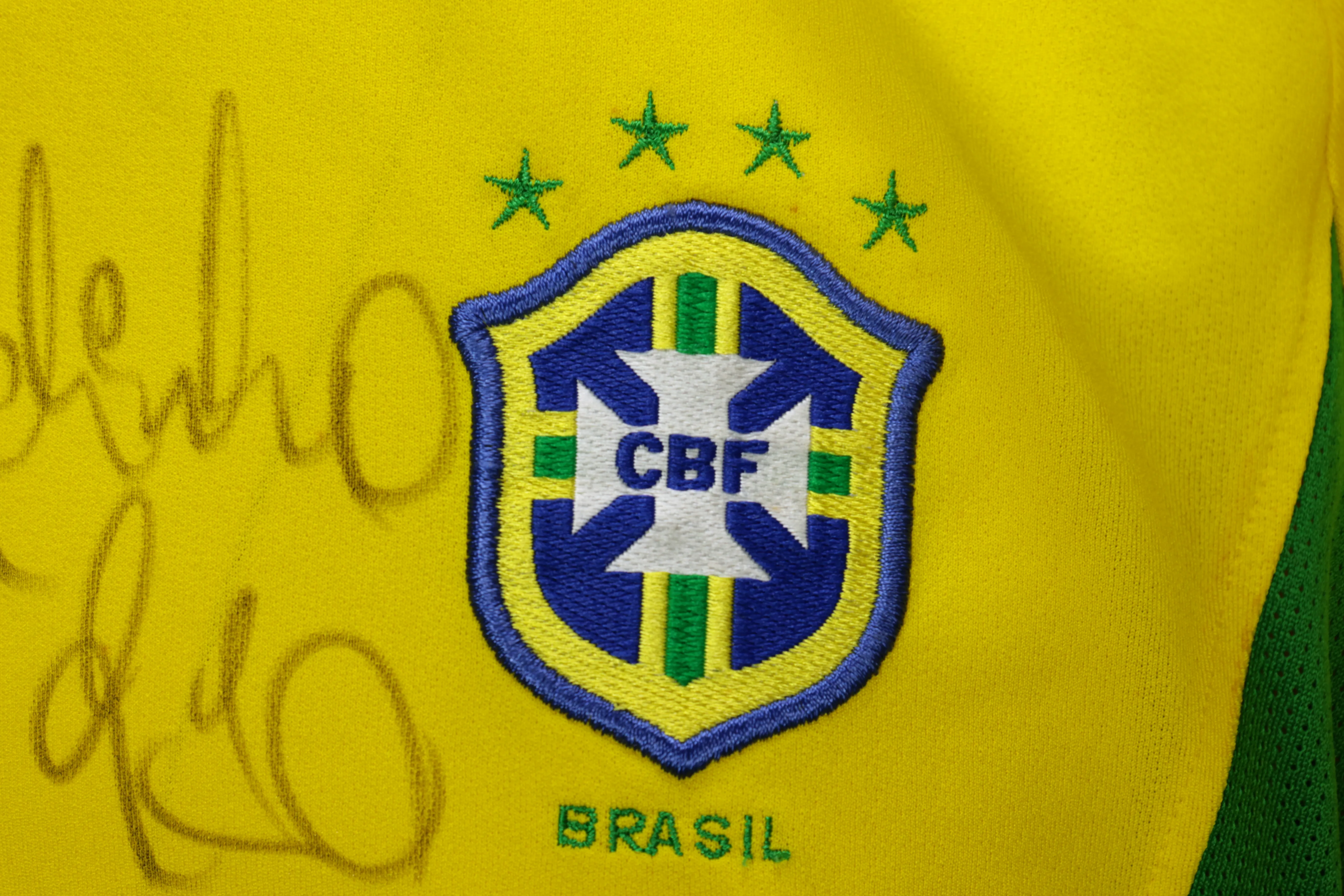 Camisa Brasil Ronaldo Temporada 2002 Autografada pelo Elenco — imagem 5 de 13