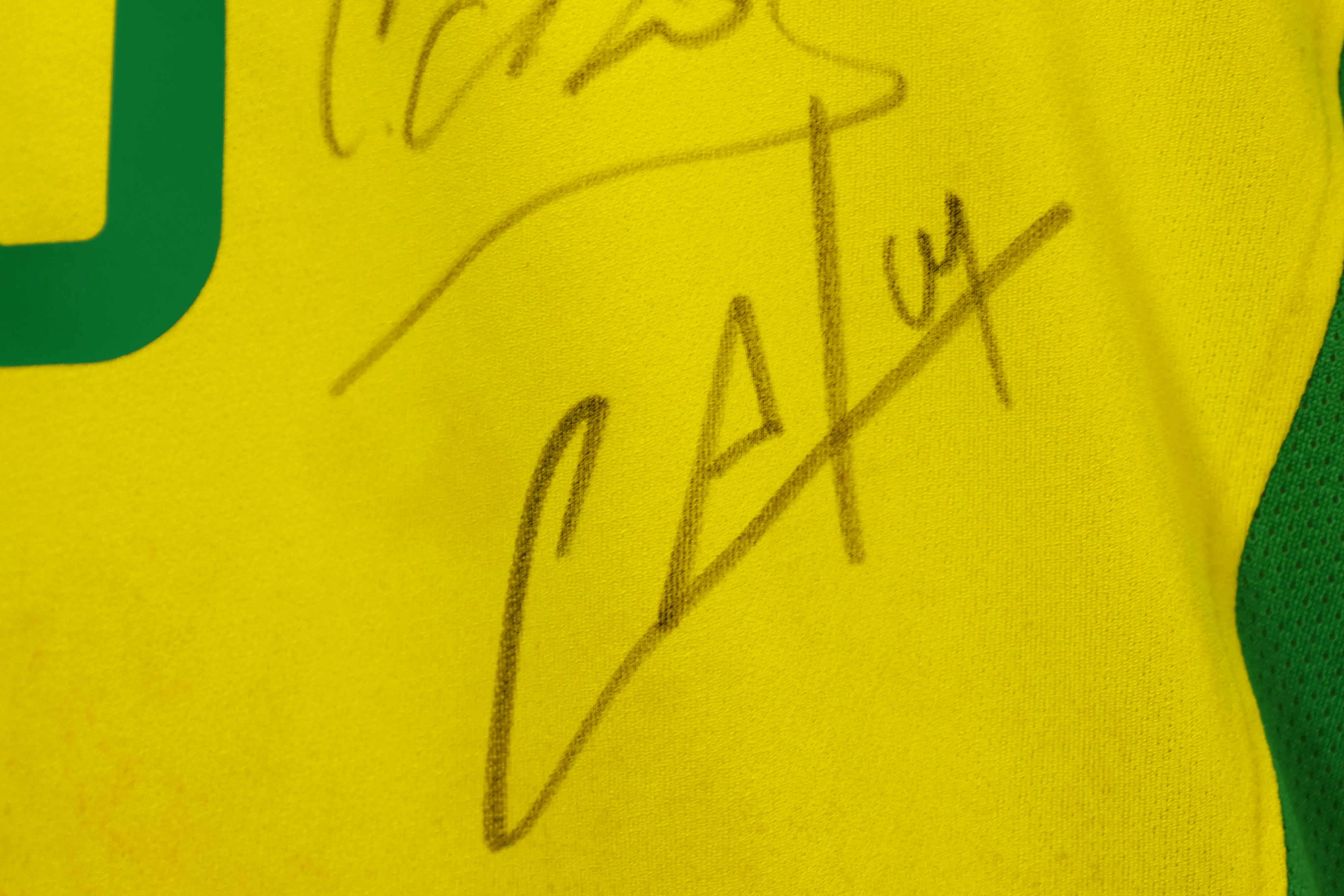 Camisa Brasil Ronaldo Temporada 2002 Autografada pelo Elenco — imagem 8 de 13