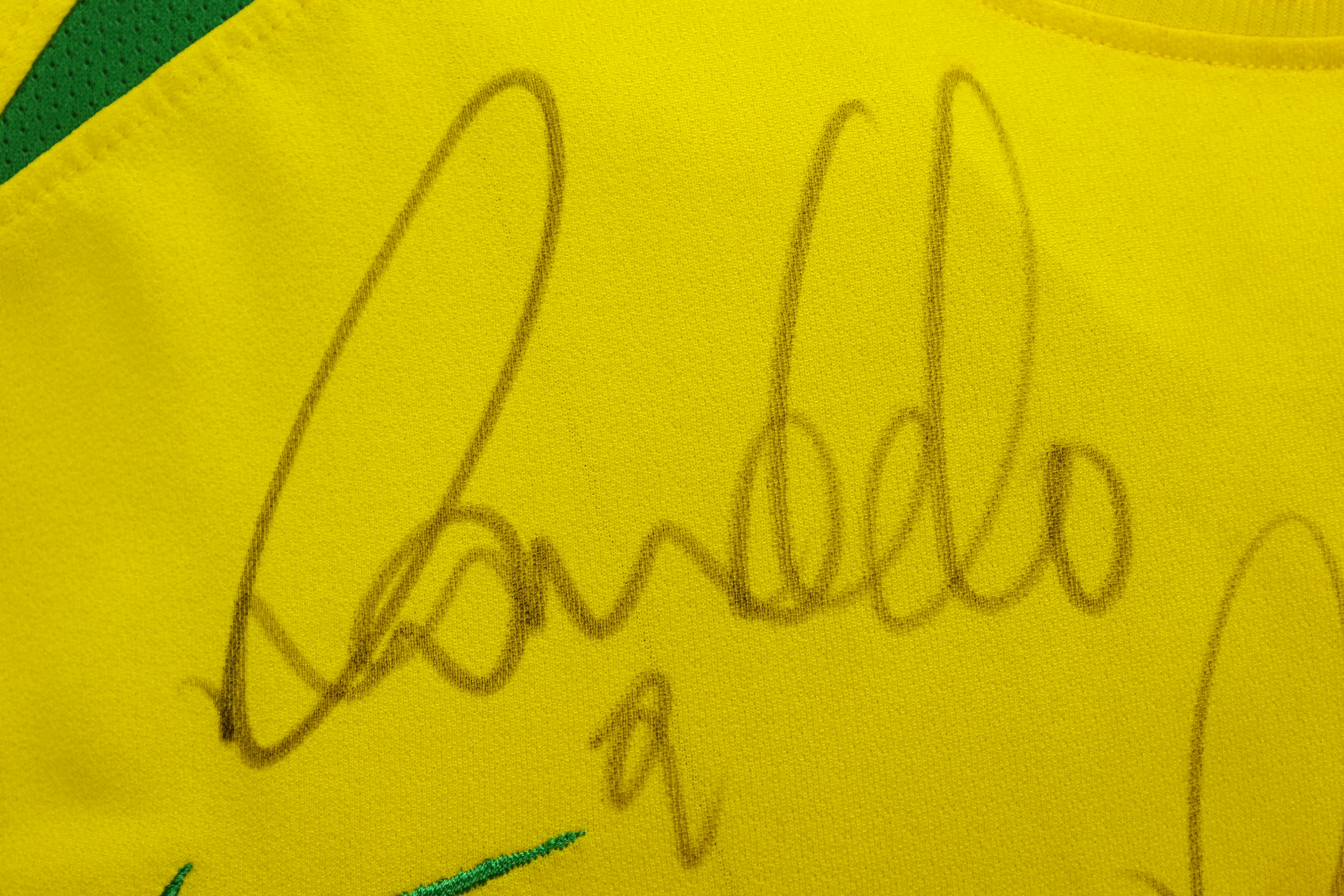 Camisa Brasil Ronaldo Temporada 2002 Autografada pelo Elenco — imagem 10 de 13