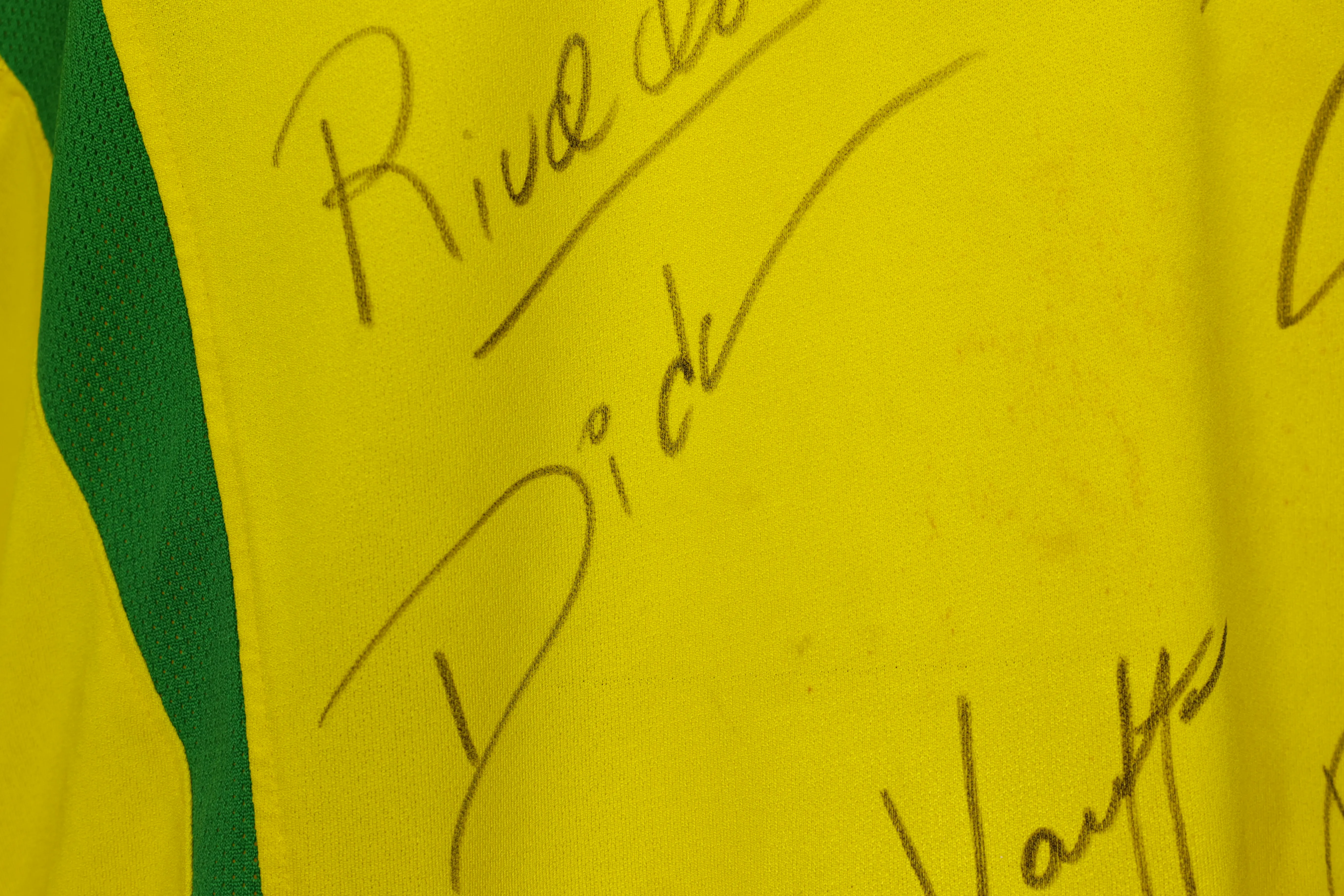 Camisa Brasil Ronaldo Temporada 2002 Autografada pelo Elenco — imagem 12 de 13